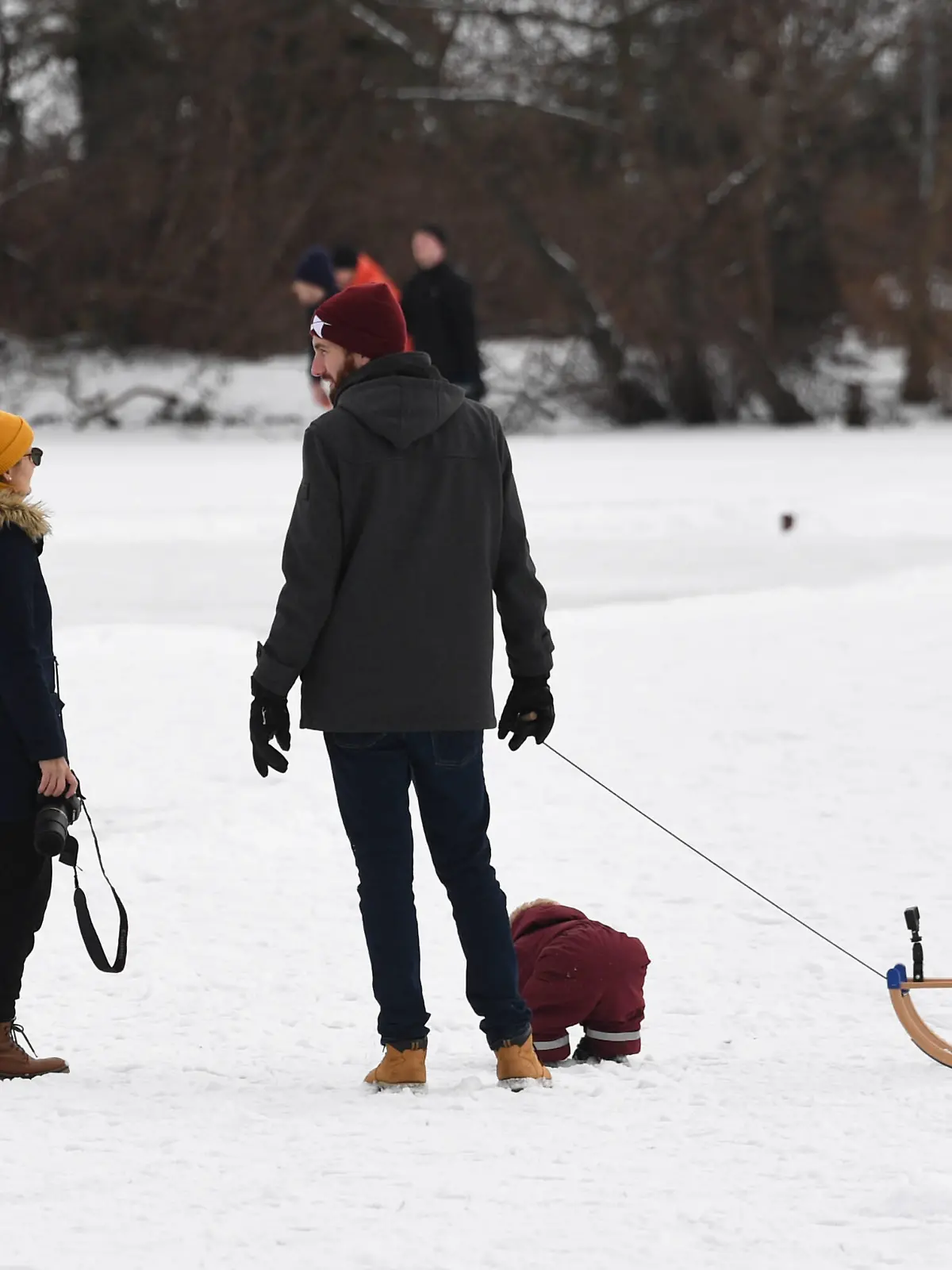  Berlin in der Phase der Coronavirus-Krise, im Bild: Jung und Alt mit Schlitten auf den zugefrorenen Karpfenteichen in Pankow, 13.02. 2021, *** Berlin in the phase of the coronavirus crisis, in the picture young and old with sledges on the frozen carp ponds in Pankow, 13 02 2021, Copyright: xSebastianxRäppoldx/xMatthiasxKochx