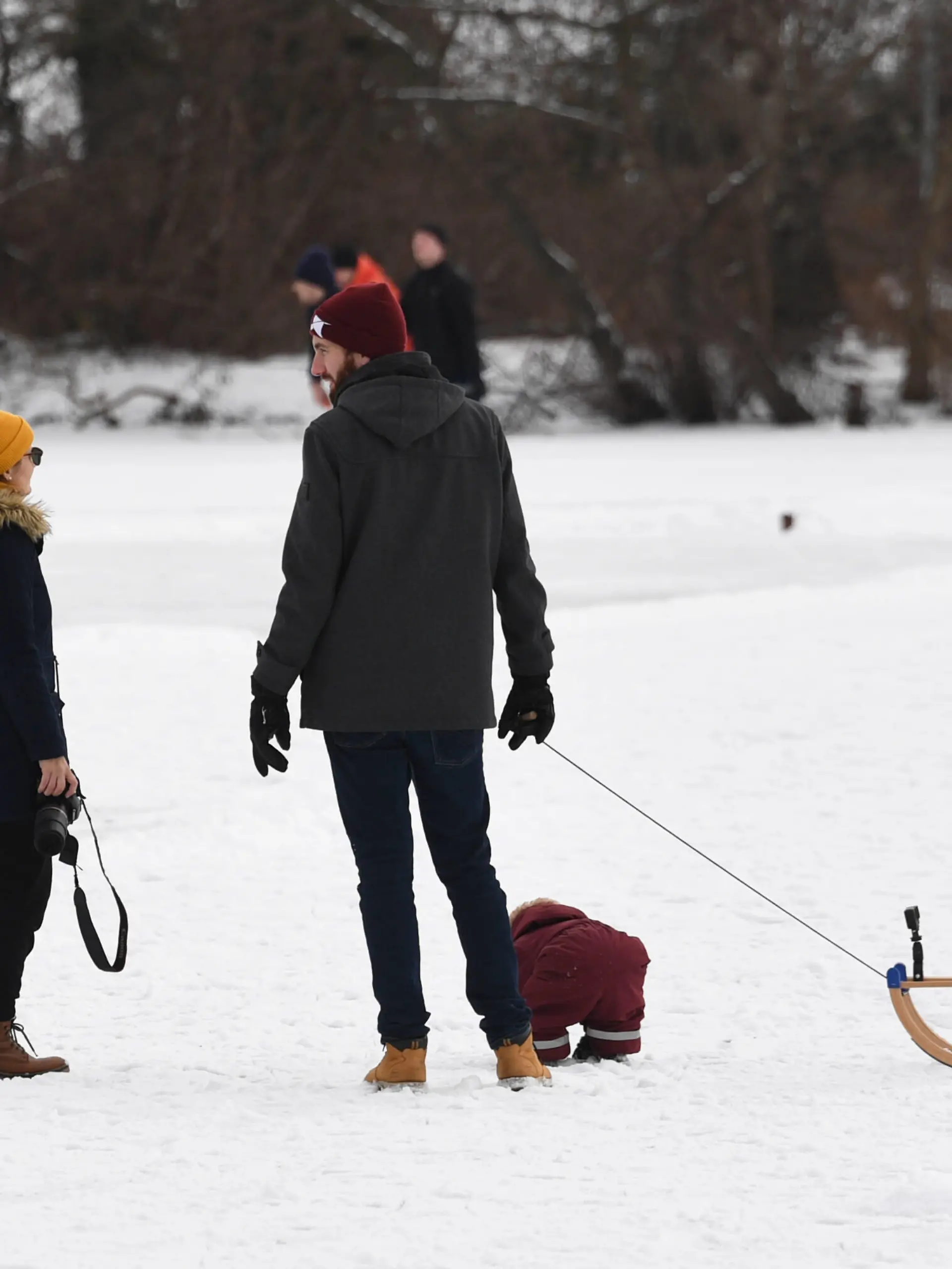  Berlin in der Phase der Coronavirus-Krise, im Bild: Jung und Alt mit Schlitten auf den zugefrorenen Karpfenteichen in Pankow, 13.02. 2021, *** Berlin in the phase of the coronavirus crisis, in the picture young and old with sledges on the frozen carp ponds in Pankow, 13 02 2021, Copyright: xSebastianxRäppoldx/xMatthiasxKochx