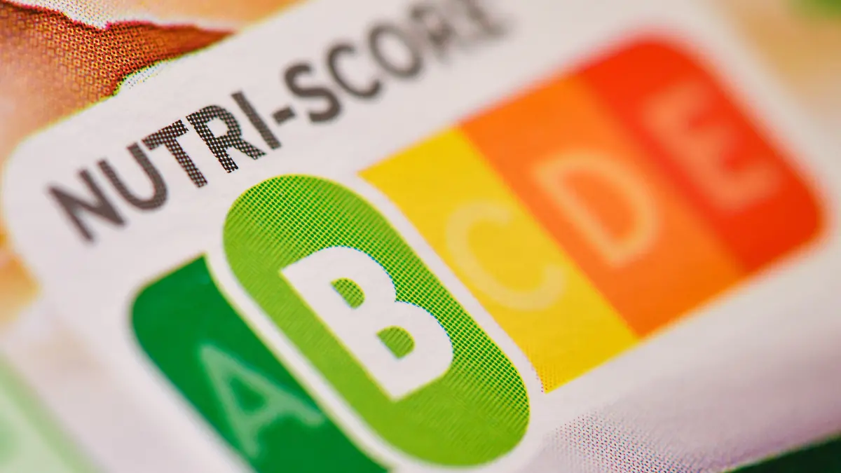 ARCHIV - 26.09.2019, Brandenburg, Sieversdorf: Der sogenannte «Nutri-Score», eine farbliche Nährwertkennzeichnung, auf einem Fertigprodukt. Das neue Lebensmittel-Logo Nutri-Score als Hilfe für den Kauf gesünderer Produkte im Supermarkt kommt zusehends in Gang. (zu dpa "Inzwischen 116 Firmen wollen Lebensmittel-Logo Nutri-Score nutzen") Foto: Patrick Pleul/dpa-Zentralbild/dpa +++ dpa-Bildfunk +++