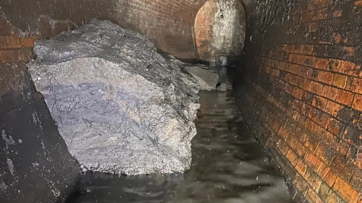 HANDOUT - 19.02.2021, Großbritannien, London: Das undatierte Handout-Bild, herausgegeben von Thames Water, zeigt einen Tunnel der Kanalisation unter der Yabsley Street, Canary Wharf, in dem ein Fettberg liegt. In London ist erneut ein gigantischer Fettberg aus der Kanalisation entfernt worden. Der Berg aus Fetten, Feuchttüchern und Windeln soll etwa so viel gewogen haben wie ein kleines Bungalow und Beobachtern zufolge nach Festivaltoilette und verfaultem Fleisch gerochen haben. Foto: Thames Water/PA Wire/dpa - ACHTUNG: Nur zur redaktionellen Verwendung und nur mit vollständiger Nennung des vorstehenden Credits +++ dpa-Bildfunk +++