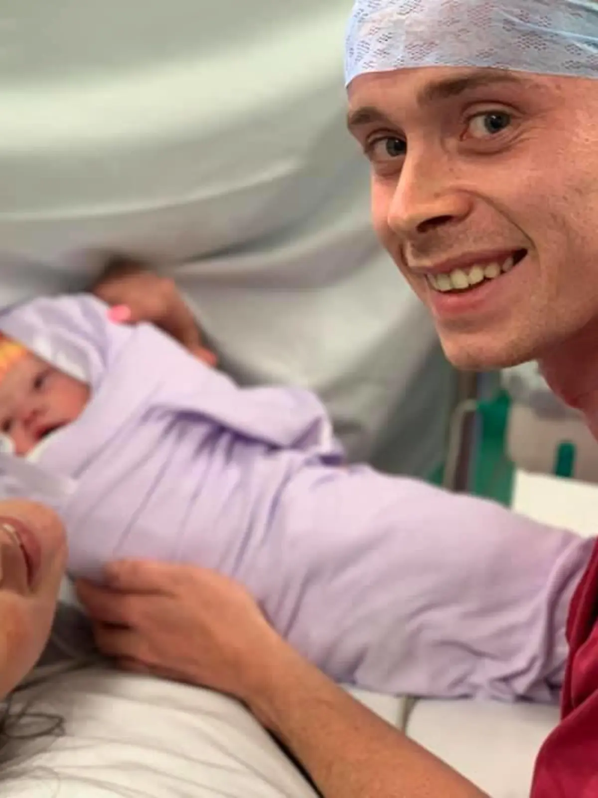 Jess Aldridge und ihr Freund Ryan direkt nach der Geburt von Söhnchen Reuben im Krankenhaus. Da ahnt Jess noch nicht, wie schlimm Ryan sie hintergeht.