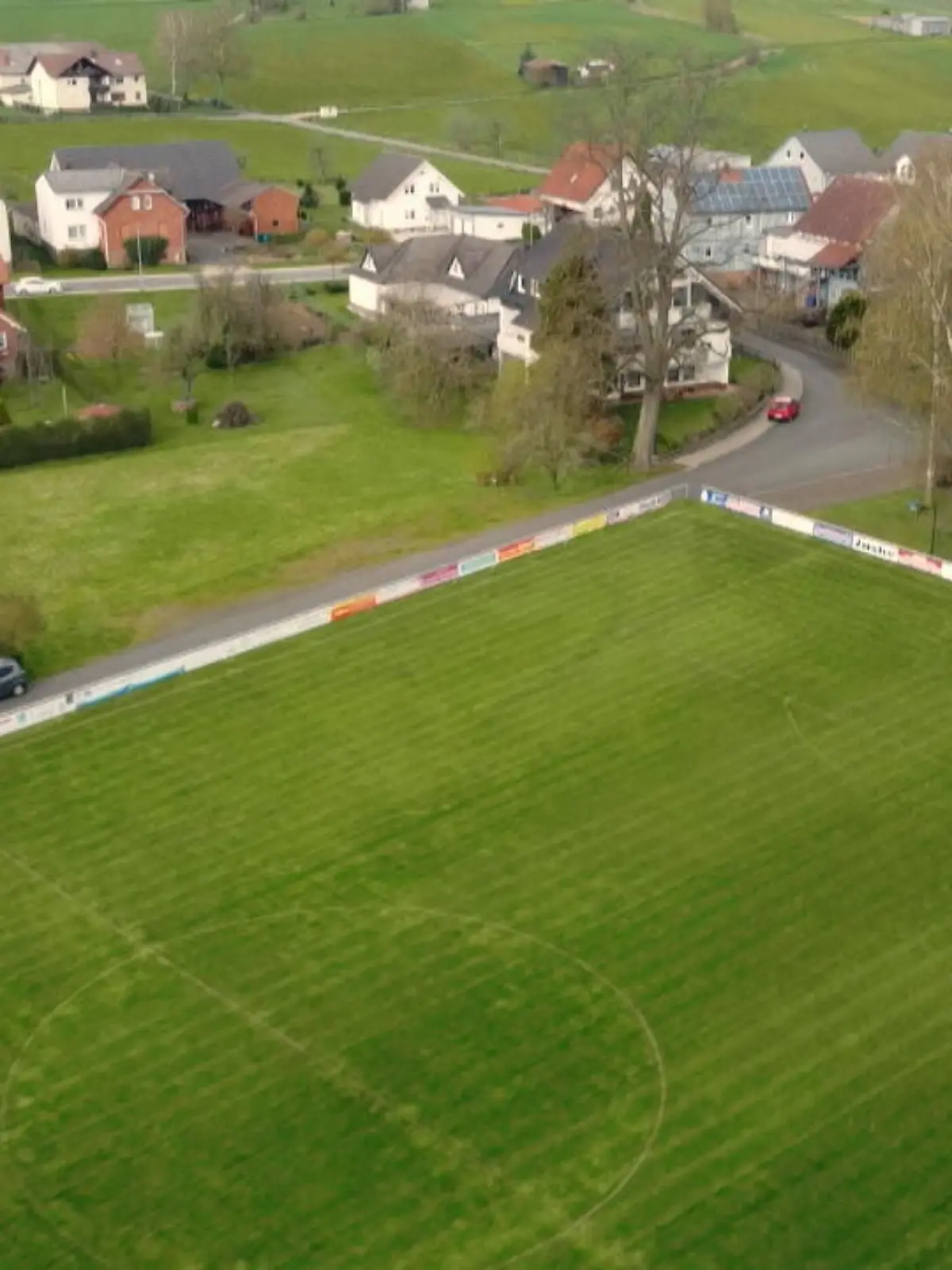 90 Meter Länge auf der einen Seite, 100 Meter auf der anderen! Wer den Fußballplatz im hessischen Ernsthausen von oben betrachtet, der denkt für einen kurzen Moment: Hier ist doch was schief!? Richtig! Bei diesem Platz ist nichts gleich lang. Warum die Heimspieler das abfeiern und die Gegner tierisch genervt sind, verraten wir im Video.