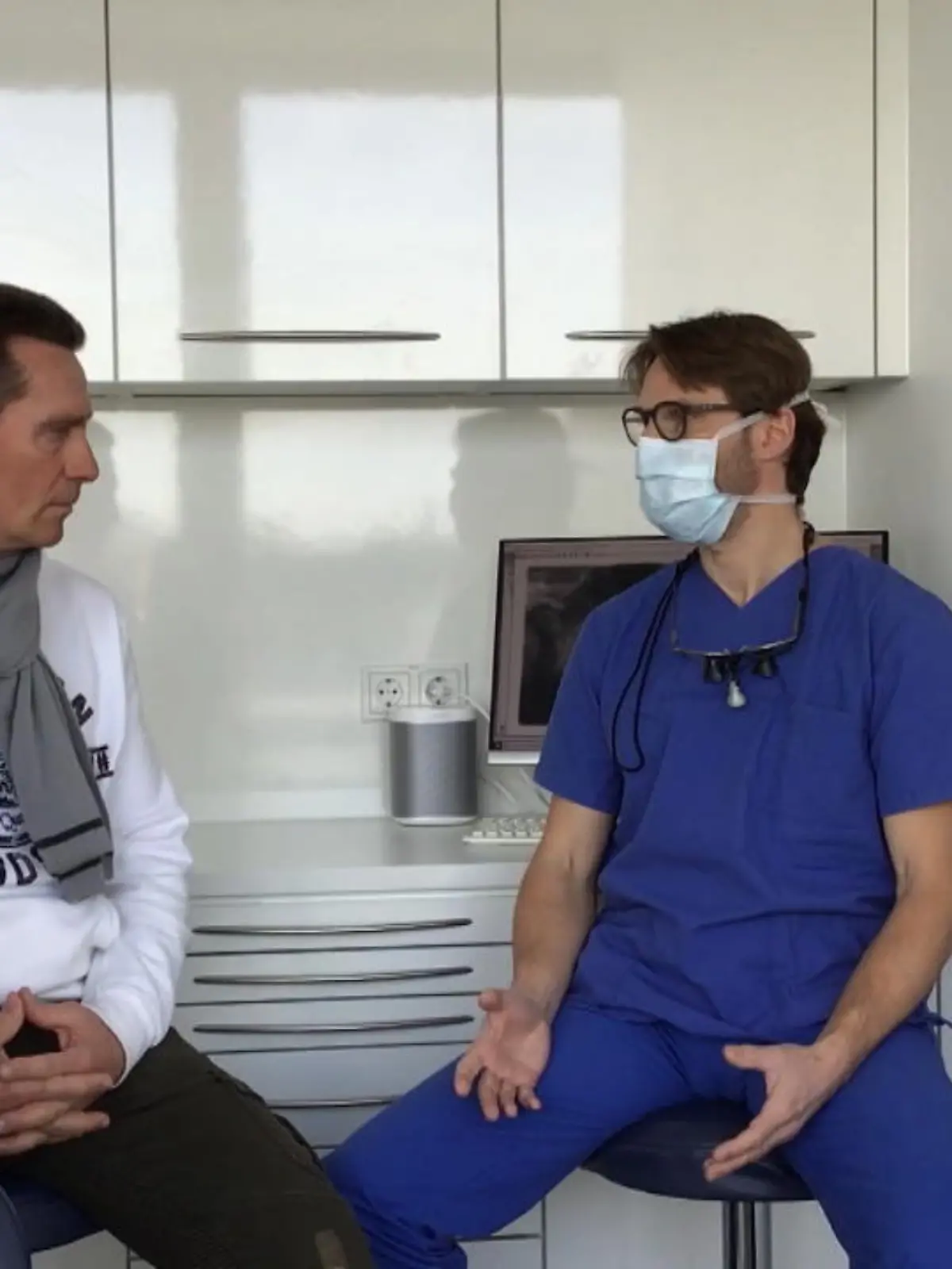 Jürgen Milski spricht mit seinem Arzt.