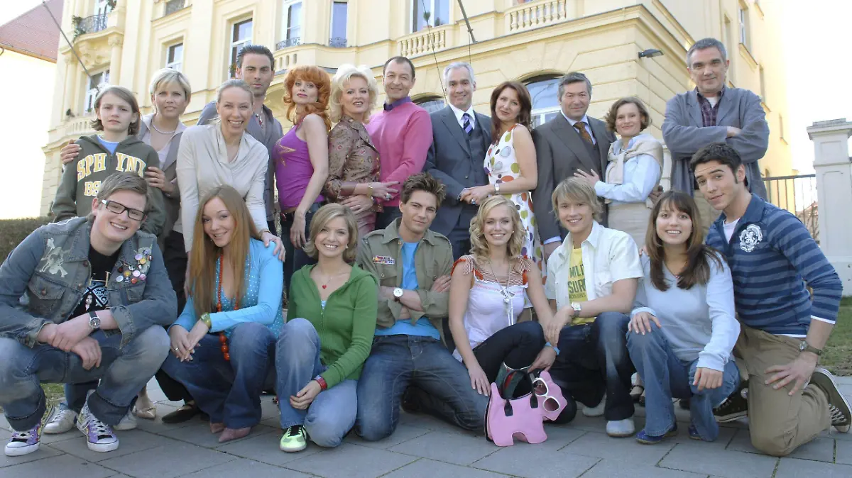 li.oben Benjamin Hartinger, Michaela Schaffrath, Christiane Scheda, Andreas Goebel, Lisa Grossmann, Claudia Neidig, Hans Holzbecher, Wolfgang Bott, Tanja Kuntze, Horst Krebs, Annette Heimerzheimer, Ulrich Schmissat, Maximilian Vollmar, Mascha Müller, Florence Joy Büttner, Christoph Kornschober, Marylu-Saskia Poolman, Christopher Kohn, Julia Dellgrün und Sascha Kekez. // Foto: RTL / Elke Werner