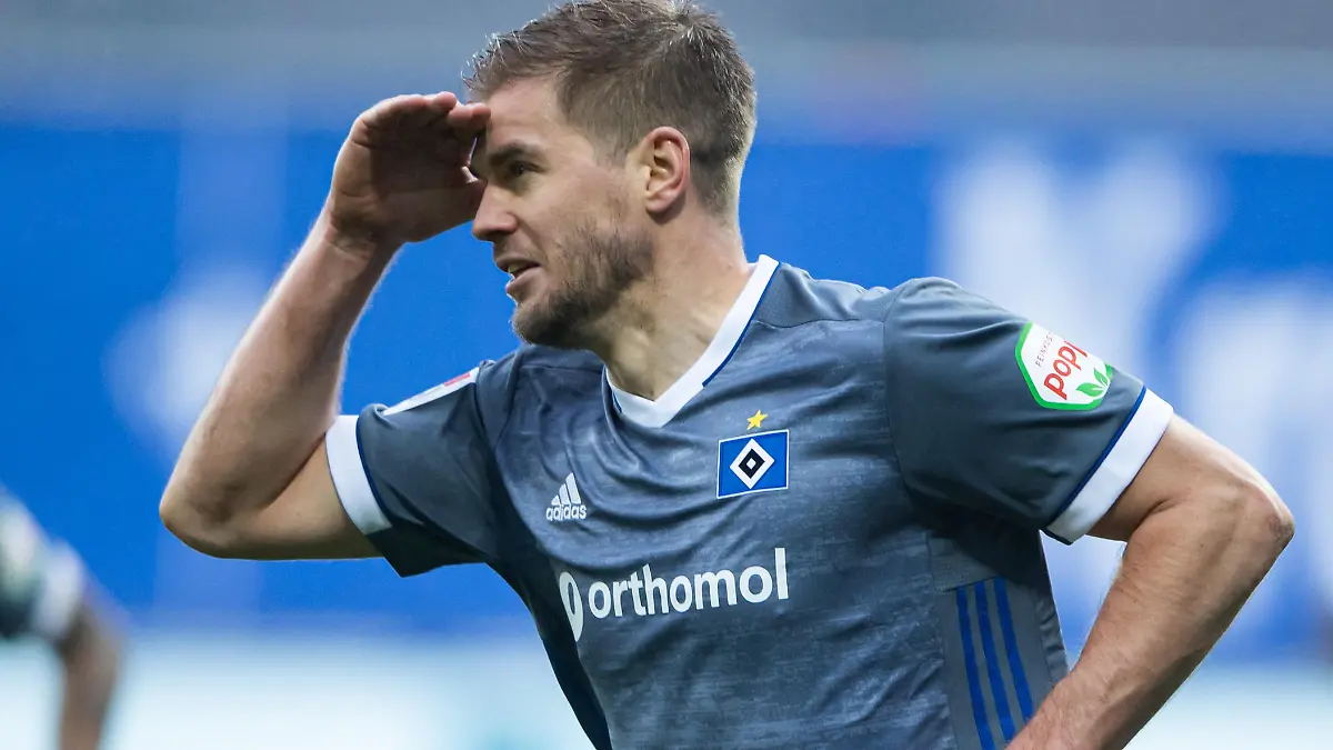 DARMSTADT, GERMANY - DECEMBER 12: Simon Terodde of Hamburg celebrates his team's first goal during the Second Bundesliga match between SV Darmstadt 98 and Hamburger SV at Jonathan-Heimes-Stadion am Boellenfalltor on December 12, 2020 in Darmstadt, Germany. (Photo by Simon Hofmann/Getty Images)