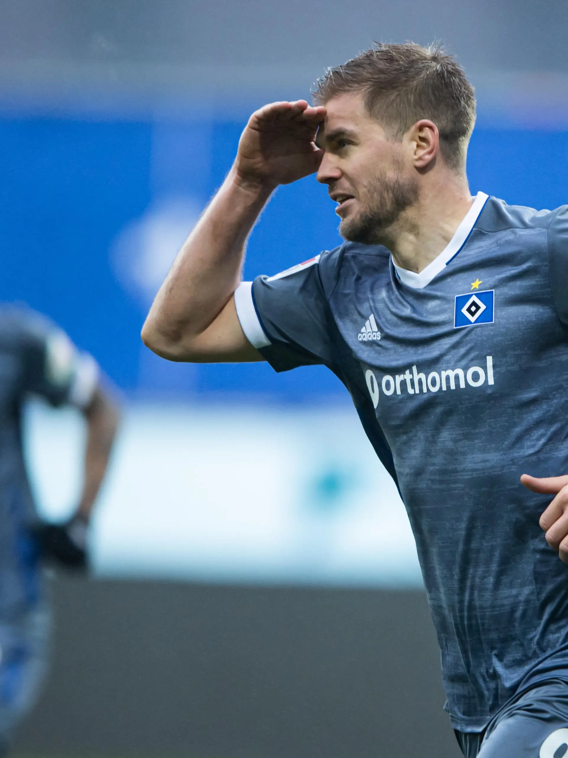 DARMSTADT, GERMANY - DECEMBER 12: Simon Terodde of Hamburg celebrates his team's first goal during the Second Bundesliga match between SV Darmstadt 98 and Hamburger SV at Jonathan-Heimes-Stadion am Boellenfalltor on December 12, 2020 in Darmstadt, Germany. (Photo by Simon Hofmann/Getty Images)