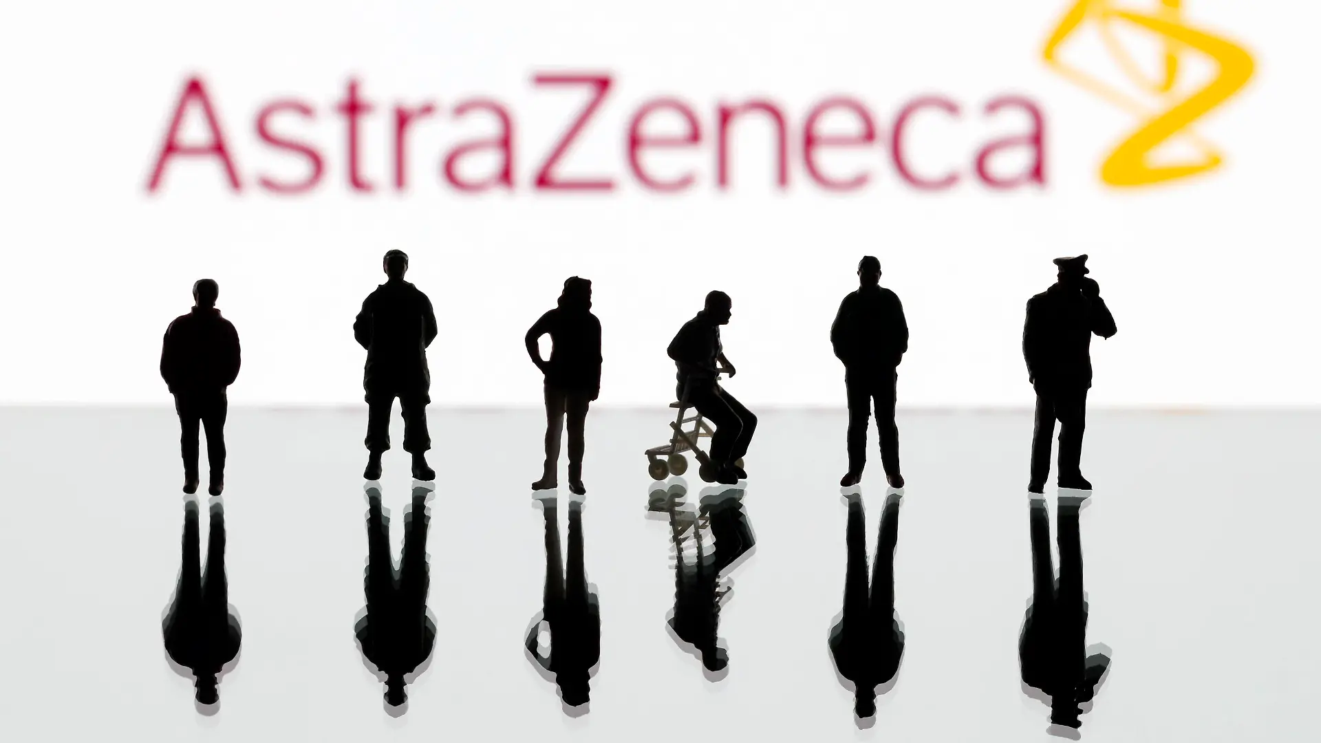 Nach Klagen über Nebenwirkungen sind in Niedersachsen Impfungen mit dem Corona-Impfstoff von Astrazeneca teilweise gestoppt worden. Auch in NRW bestätigte die Landesregierung, dass in der Bevölkerung offenbar die Skepsis gegenüber dem Corona-Impfstoff von AstraZeneca schwinde. Themenbild, Symbolbild Köln, 17.02.2021 *** After complaints about side effects, vaccinations with Astrazenecas Corona vaccine have been partially stopped in Lower Saxony The state government of North Rhine-Westphalia also confirmed that skepticism about AstraZenecas Corona vaccine is apparently dwindling among the population Topic Image, Symbolic Image Cologne, 17 02 2021 Foto:xC.xHardtx/xFuturexImage