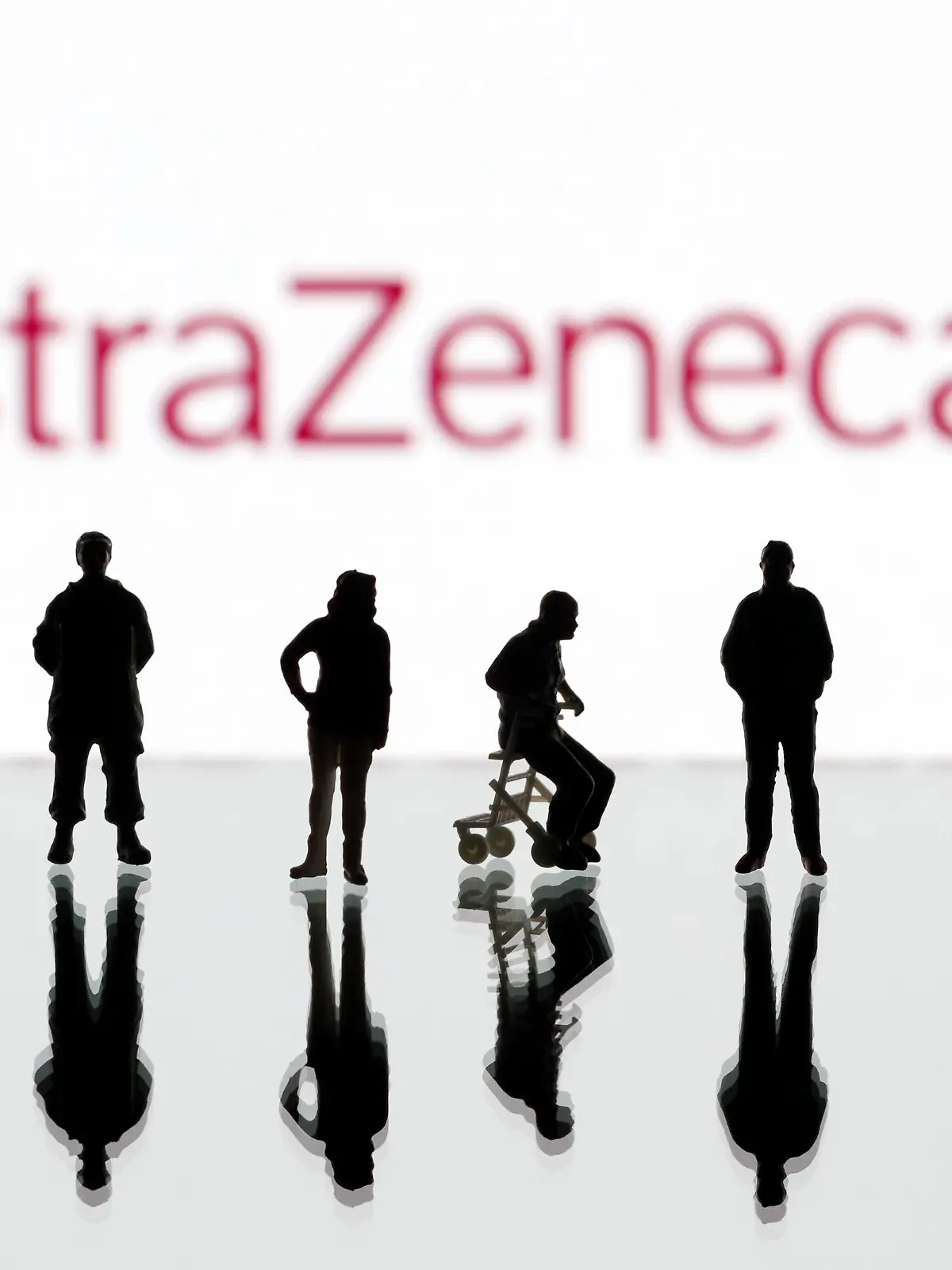 Nach Klagen über Nebenwirkungen sind in Niedersachsen Impfungen mit dem Corona-Impfstoff von Astrazeneca teilweise gestoppt worden. Auch in NRW bestätigte die Landesregierung, dass in der Bevölkerung offenbar die Skepsis gegenüber dem Corona-Impfstoff von AstraZeneca schwinde. Themenbild, Symbolbild Köln, 17.02.2021 *** After complaints about side effects, vaccinations with Astrazenecas Corona vaccine have been partially stopped in Lower Saxony The state government of North Rhine-Westphalia also confirmed that skepticism about AstraZenecas Corona vaccine is apparently dwindling among the population Topic Image, Symbolic Image Cologne, 17 02 2021 Foto:xC.xHardtx/xFuturexImage 