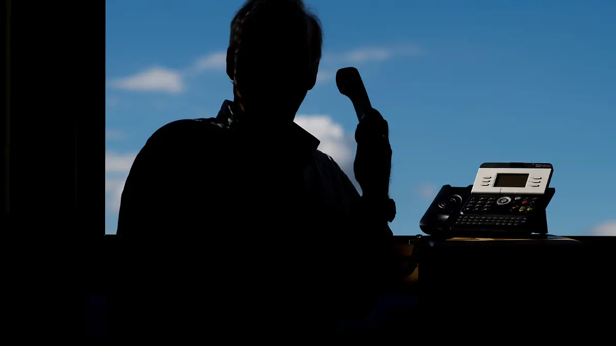 ARCHIV - 09.09.2015, Niedersachsen, Hannover: ILLUSTRATION - Ein Mann hält ein Telefon. (zu dpa «Corona-Impfungen: Polizei warnt vor Trickbetrügern») Foto: Julian Stratenschulte/dpa +++ dpa-Bildfunk +++