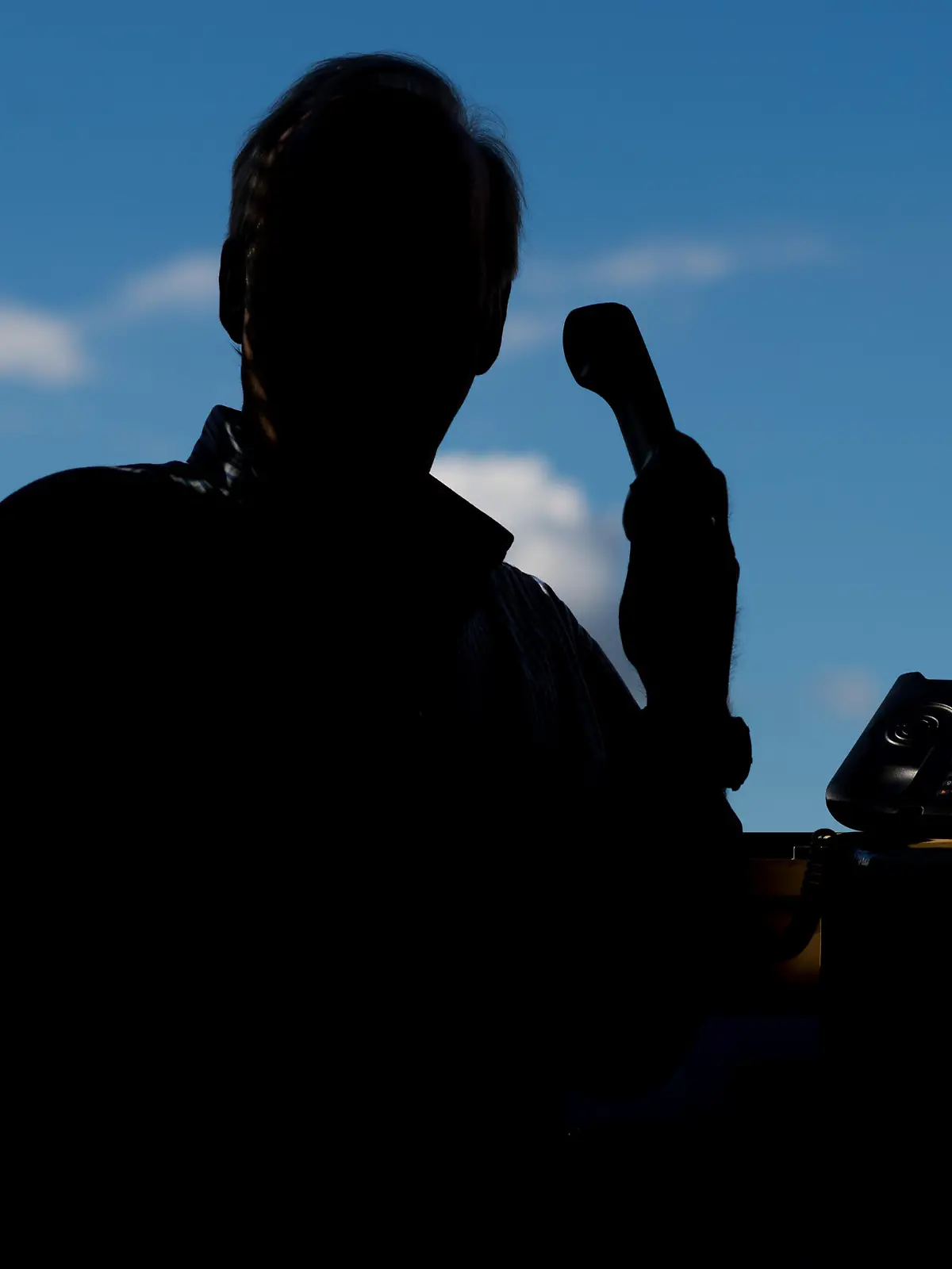 ARCHIV - 09.09.2015, Niedersachsen, Hannover: ILLUSTRATION - Ein Mann hält ein Telefon. (zu dpa «Corona-Impfungen: Polizei warnt vor Trickbetrügern») Foto: Julian Stratenschulte/dpa +++ dpa-Bildfunk +++