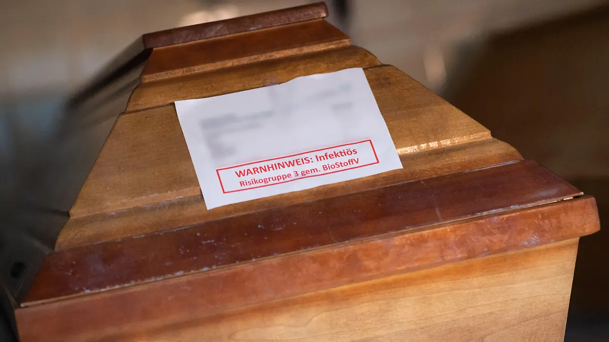 13.01.2021, Niedersachsen, Celle: Särge von Verstorbenen, die mit oder an dem Corona-Virus gestorben sind, stehen im Krematorium «Die Feuerbestattungen Celle» in einer Kühlkammer. Das Krematorium in Celle verzeichnet seit November 2020 einen Anstieg von Einäscherungen von Corona-Toten. (ACHTUNG: Persönliche Daten zu den Verstorbenen wurden gepixelt!) Foto: Julian Stratenschulte/dpa +++ dpa-Bildfunk +++