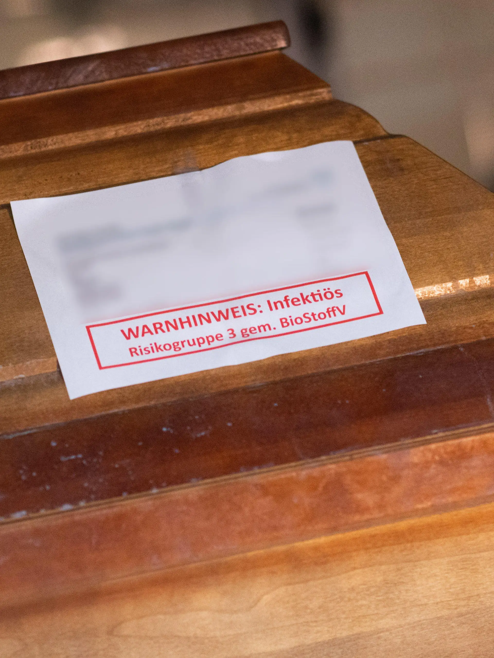 13.01.2021, Niedersachsen, Celle: Särge von Verstorbenen, die mit oder an dem Corona-Virus gestorben sind, stehen im Krematorium «Die Feuerbestattungen Celle» in einer Kühlkammer. Das Krematorium in Celle verzeichnet seit November 2020 einen Anstieg von Einäscherungen von Corona-Toten. (ACHTUNG: Persönliche Daten zu den Verstorbenen wurden gepixelt!) Foto: Julian Stratenschulte/dpa +++ dpa-Bildfunk +++