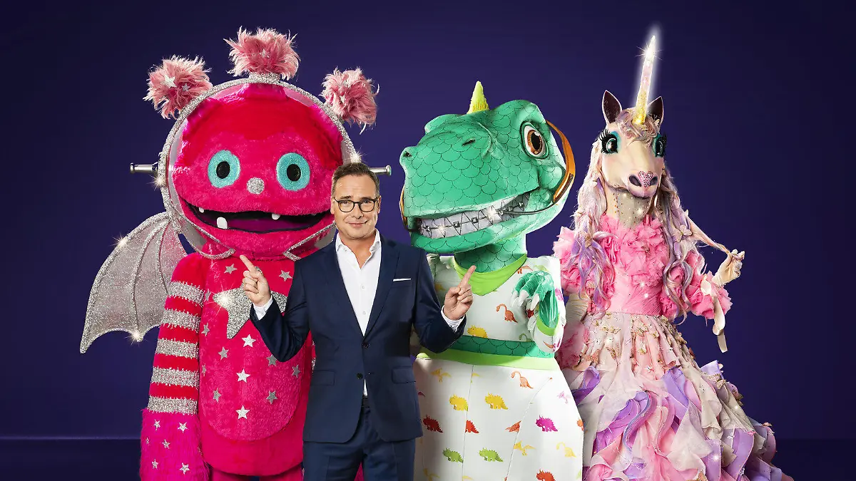 HANDOUT - 25.01.2021, Nordrhein-Westfalen, Köln: Moderator Matthias Opdenhövel und der Monstronaut (l), der Dinosaurier und das Einhorn (undatierte Aufnahme). In der vierten Staffel der ProSieben-Show «The Masked Singer», die am 16. Februar startet, wird es mit dem «Monstronauten» eine Art Misch-Maske geben, verriet ProSieben am 26.01.2021. «Der Monstronaut ist die erste Nachwuchs-Maske der Show. (zu dpa «Monstronaut»: Bei «Masked Singer» bekommen die Masken nun Nachwuchs") Foto: Willi Weber/ProSieben/dpa - ACHTUNG: Nur zur redaktionellen Verwendung im Zusammenhang mit einer Berichterstattung über die Sendung und nur mit vollständiger Nennung des vorstehenden Credits. Das Foto darf nicht verändert und nur im vollen Ausschnitt verwendet werden. Keine Archivierung. +++ dpa-Bildfunk +++