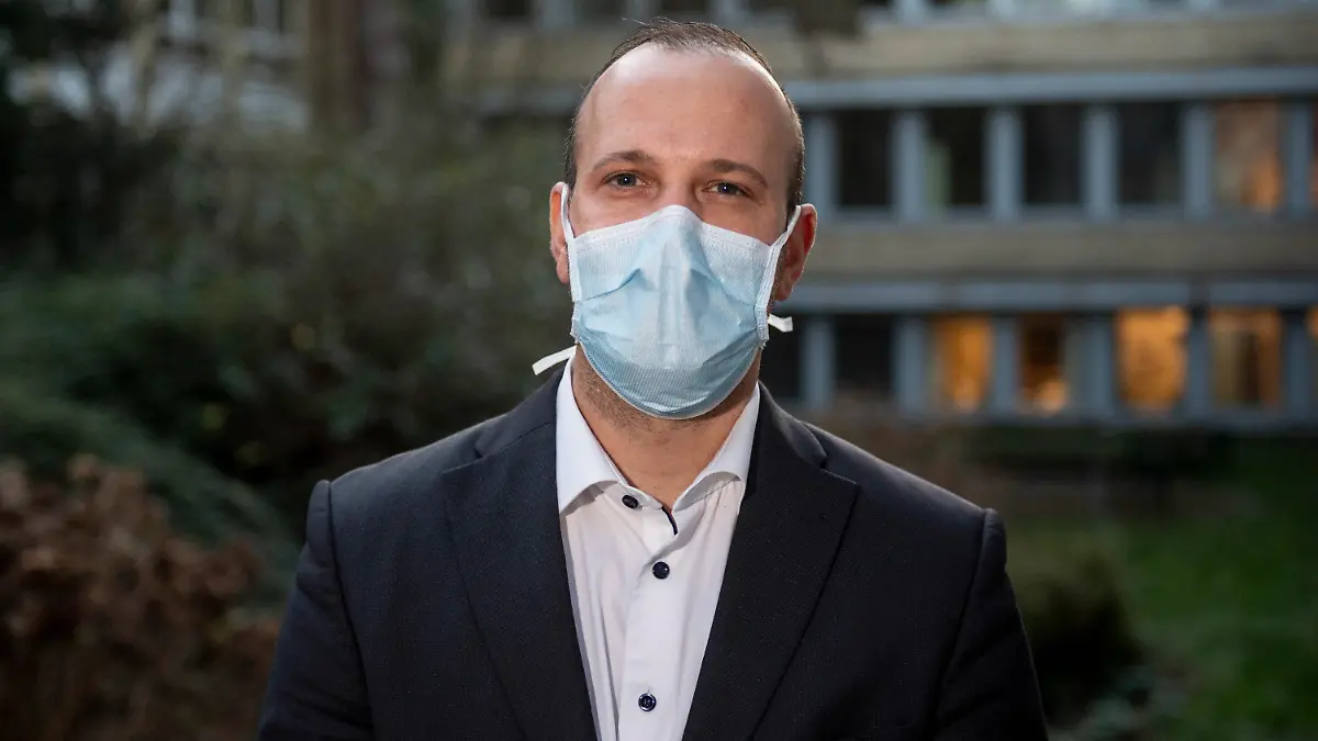 18.12.2020, Hamburg: Benjamin Ondruschka, Leiter der Rechtsmedizin des UKE (Universitätsklinikum Eppendorf), steht im Hof des Instituts. (zu dpa «Rechtsmediziner: Hamburger Corona-Tote meist über 80 Jahre alt») Foto: Axel Heimken/dpa +++ dpa-Bildfunk +++
