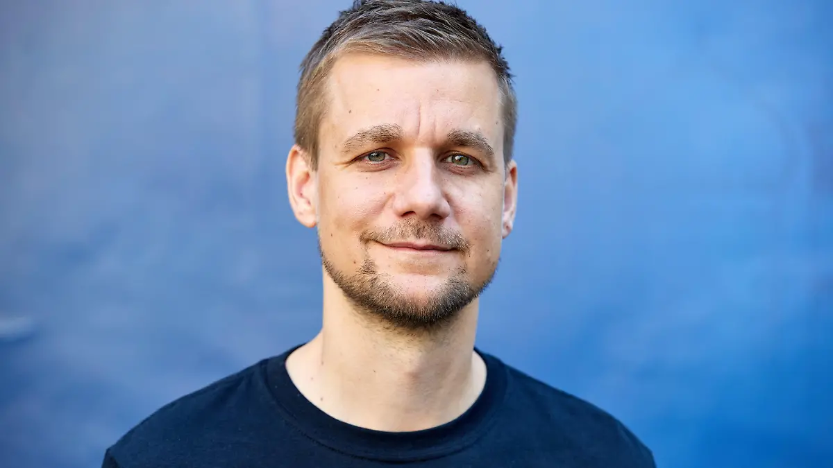 11.08.2020, Hamburg: Tobi Schlegl, Musiker, Moderator, Autor sowie Notfallsanitäter, bei einem Fototermin im Schanzenviertel anlässlich der Vorstellung seines neuen Buches «Schockraum». (zu dpa "«Schockraum» von Tobi Schlegl- Rettungsdienst-Roman statt Therapie") Foto: Georg Wendt/dpa +++ dpa-Bildfunk +++