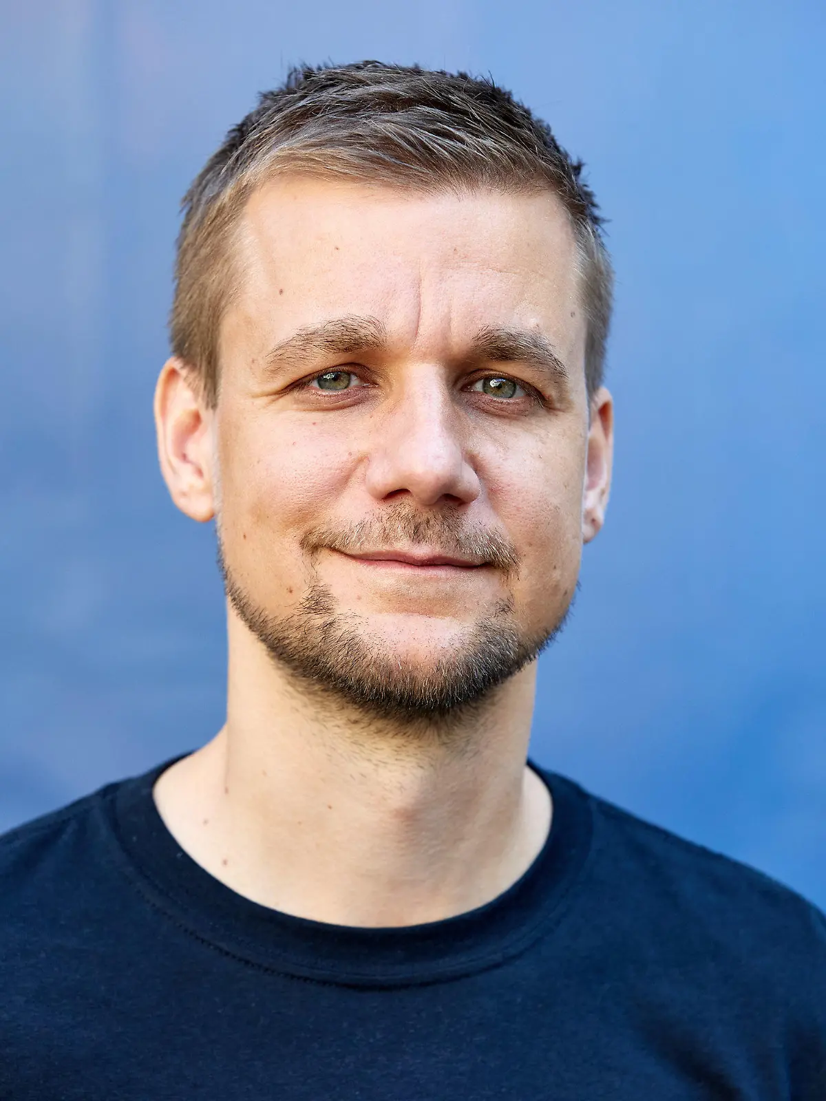 11.08.2020, Hamburg: Tobi Schlegl, Musiker, Moderator, Autor sowie Notfallsanitäter, bei einem Fototermin im Schanzenviertel anlässlich der Vorstellung seines neuen Buches «Schockraum». (zu dpa "«Schockraum» von Tobi Schlegl- Rettungsdienst-Roman statt Therapie") Foto: Georg Wendt/dpa +++ dpa-Bildfunk +++