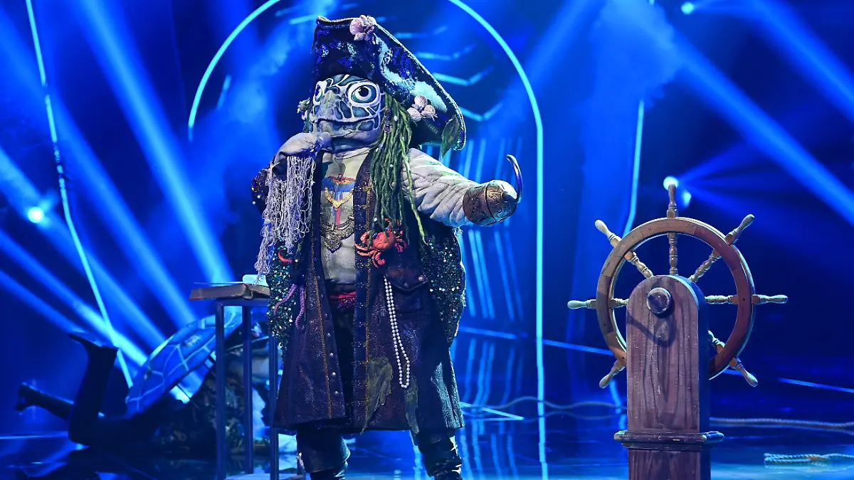 HANDOUT - 16.02.2021, Nordrhein-Westfalen, Köln: Die Figur «Schildkröte» tritt in der ersten Folge der vierten Staffel der ProSieben-Show «The Masked Singer» auf. Bei «The Masked Singer» singen Prominente in aufwendigen Bühnenkostümen um die Wette. Foto: Willi Weber/ProSieben/dpa - ACHTUNG: Nur zur redaktionellen Verwendung im Zusammenhang mit einer Berichterstattung über die Sendung und nur mit vollständiger Nennung des vorstehenden Credits. Das Foto darf nicht verändert und nur im vollen Ausschnitt verwendet werden. Keine Archivierung +++ dpa-Bildfunk +++