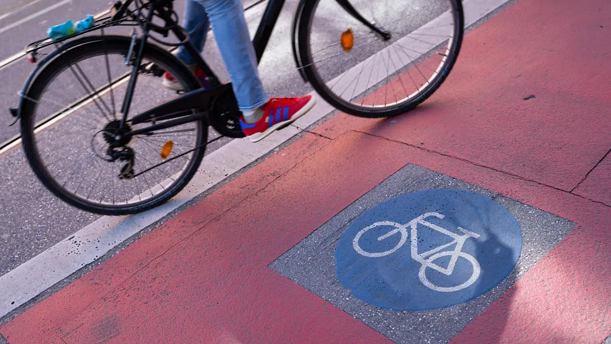 PRODUKTION - 21.04.2023, Bayern, München: Ein Fahrradfahrer radelt auf einem Radweg. Der Allgemeine Deutsche Fahrrad-Club (ADFC) stellt am 24.04.2023 die Ergebnisse seines Fahrradklima-Tests vor. Bereits zum zehnten Mal befragte der Verein Radfahrer zu ihrer Einschätzung der Infrastruktur für Fahrradverkehr. Foto: Lennart Preiss/dpa +++ dpa-Bildfunk +++
