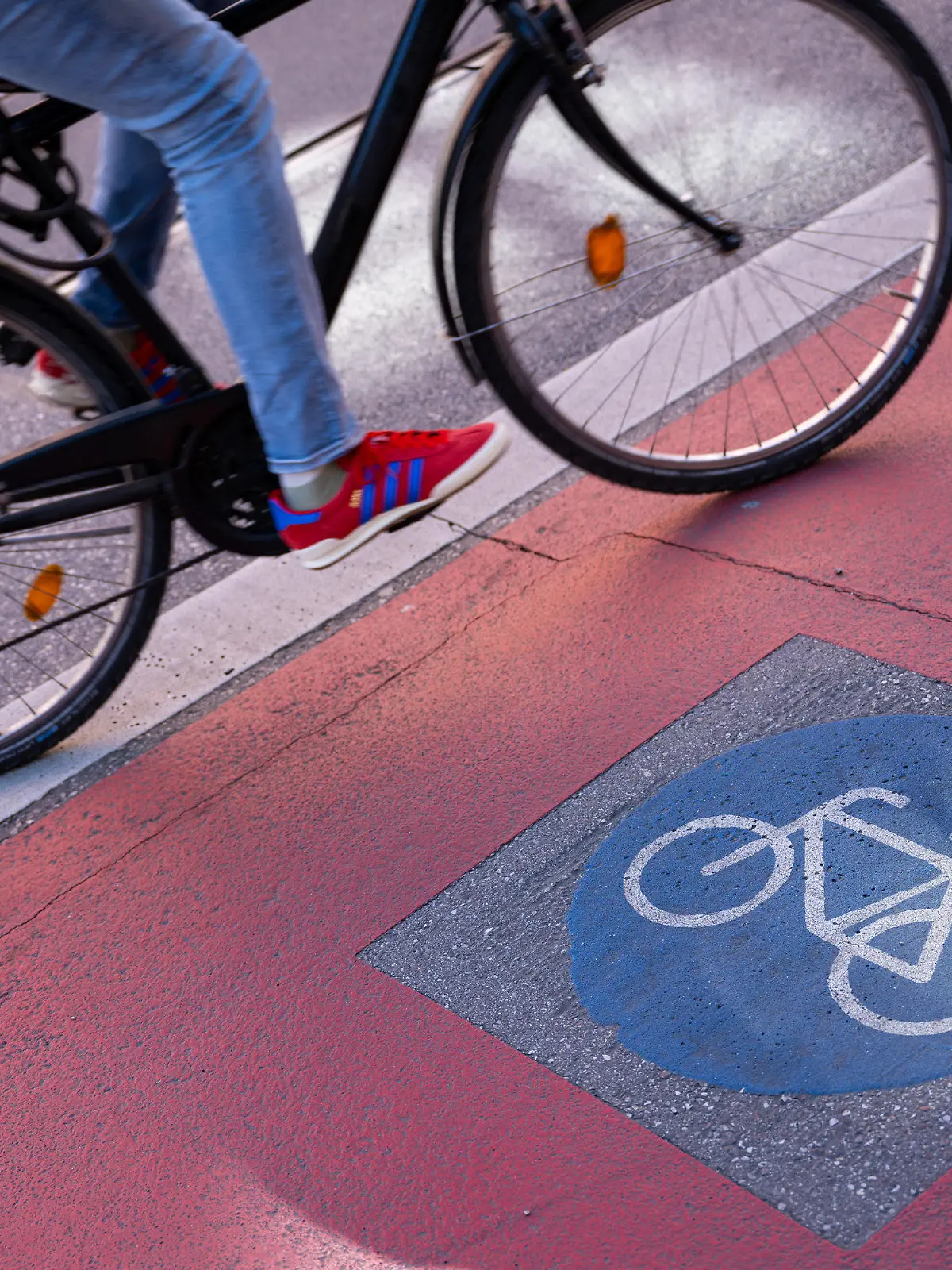 PRODUKTION - 21.04.2023, Bayern, München: Ein Fahrradfahrer radelt auf einem Radweg. Der Allgemeine Deutsche Fahrrad-Club (ADFC) stellt am 24.04.2023 die Ergebnisse seines Fahrradklima-Tests vor. Bereits zum zehnten Mal befragte der Verein Radfahrer zu ihrer Einschätzung der Infrastruktur für Fahrradverkehr. Foto: Lennart Preiss/dpa +++ dpa-Bildfunk +++