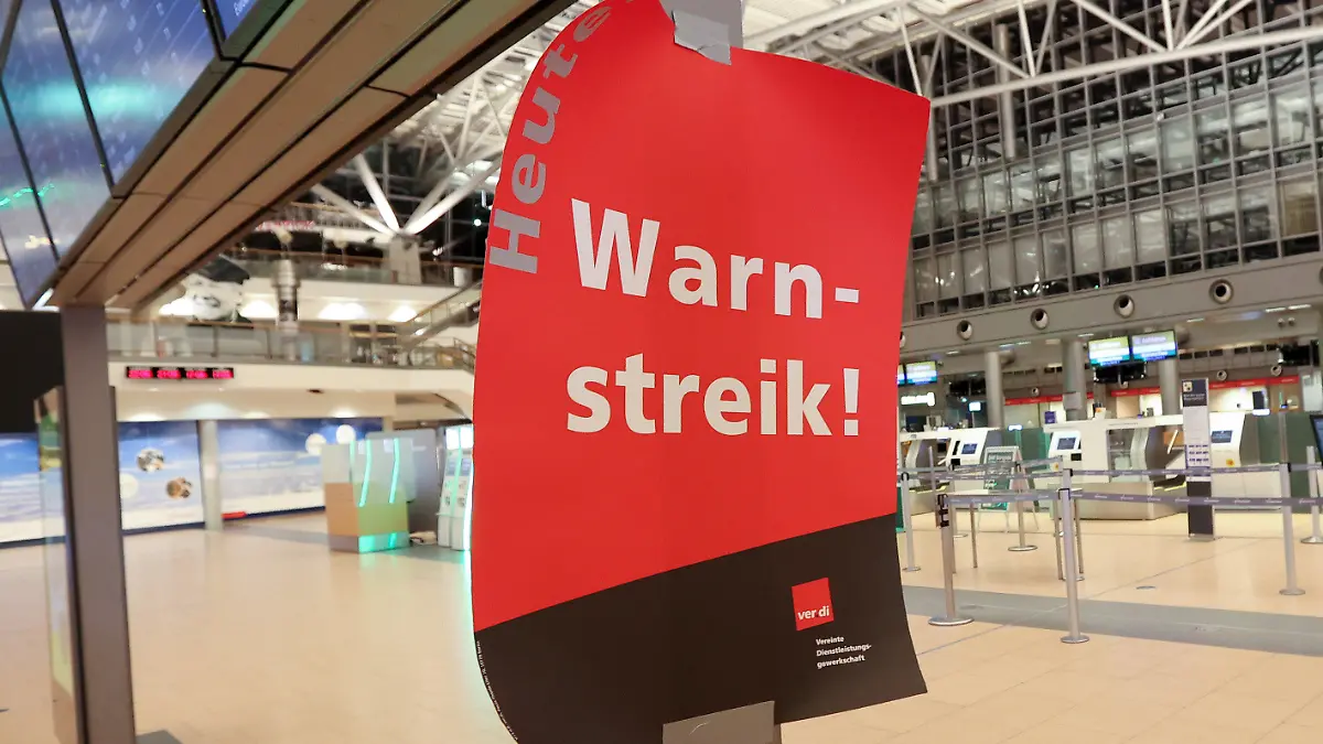 22.03.2023, Hamburg: Ein Plakat mit dem Text ·Warnstreik· hängt im menschenleeren Terminal 2 im Flughafen Hamburg. Am Flughafen Hamburg hat ein weiterer Warnstreik der Gewerkschaft verdi am Mittwoch, 22. März, um 22:00 Uhr begonnen. Foto: Bodo Marks/dpa +++ dpa-Bildfunk +++