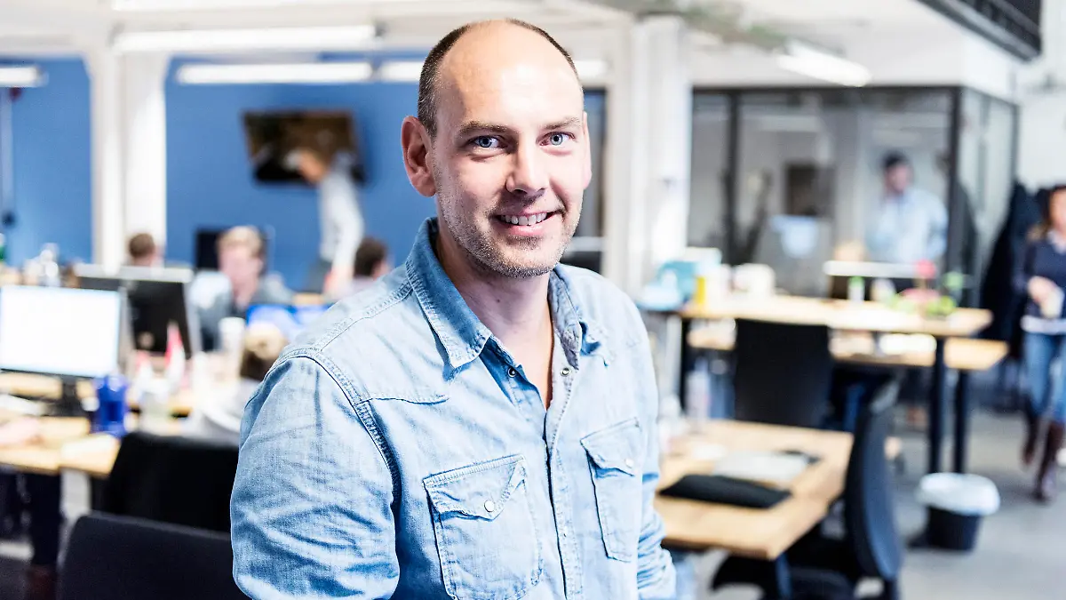 Mann in Jeanshemd in Büro