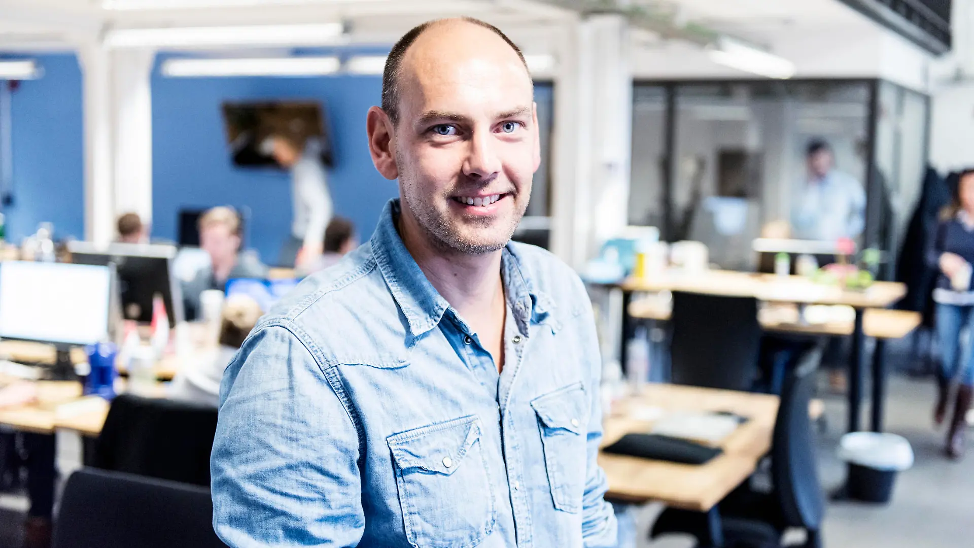 Mann in Jeanshemd in Büro