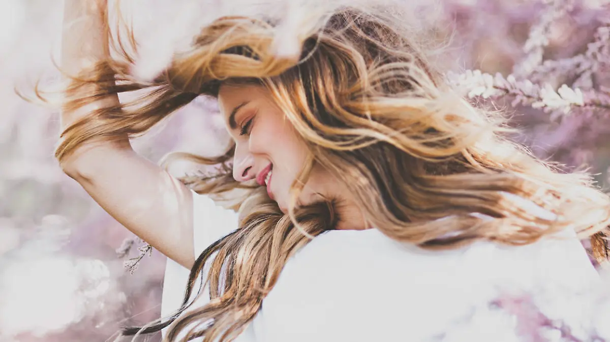 Frau genießt Frühling