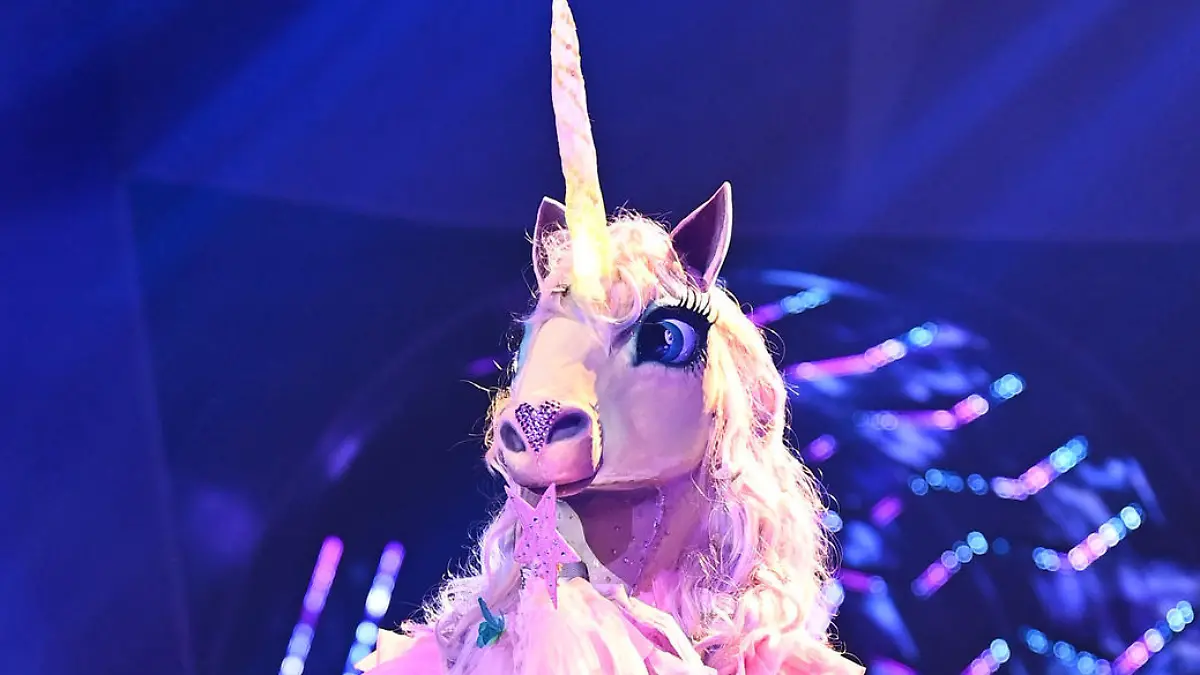 HANDOUT - 16.02.2021, Nordrhein-Westfalen, Köln: Die Figur «Einhorn» tritt in der ersten Folge der vierten Staffel der ProSieben-Show «The Masked Singer» auf. Bei «The Masked Singer» singen Prominente in aufwendigen Bühnenkostümen um die Wette. Foto: Willi Weber/ProSieben/dpa - ACHTUNG: Nur zur redaktionellen Verwendung im Zusammenhang mit einer Berichterstattung über die Sendung und nur mit vollständiger Nennung des vorstehenden Credits. Das Foto darf nicht verändert und nur im vollen Ausschnitt verwendet werden. Keine Archivierung +++ dpa-Bildfunk +++
