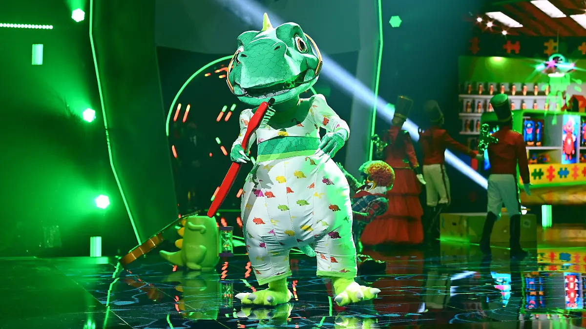 HANDOUT - 16.02.2021, Nordrhein-Westfalen, Köln: Die Figur «Dinosaurier» tritt in der ersten Folge der vierten Staffel der ProSieben-Show «The Masked Singer» auf. Bei «The Masked Singer» singen Prominente in aufwendigen Bühnenkostümen um die Wette. Foto: Willi Weber/ProSieben/dpa - ACHTUNG: Nur zur redaktionellen Verwendung im Zusammenhang mit einer Berichterstattung über die Sendung und nur mit vollständiger Nennung des vorstehenden Credits. Das Foto darf nicht verändert und nur im vollen Ausschnitt verwendet werden. Keine Archivierung +++ dpa-Bildfunk +++
