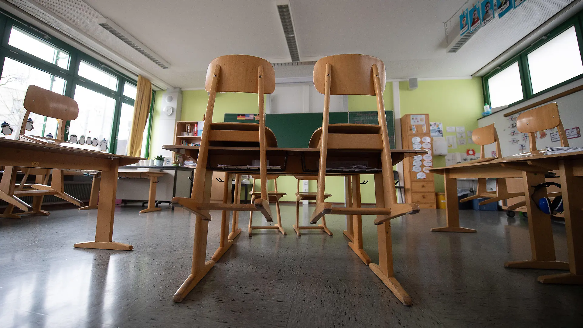 ARCHIV - 28.01.2021, Hessen, Herborn: Ein leeres Klassenzimmer in der Corona-Pandemie in einer Grundschule. Kinder müssen meist alleine lernen. Experten fürchten, dass die Pandemie für sie nicht ohne Folgen bleibt. (zu dpa «Corona-Krise im Kinderzimmer: Isolation und häusliche Konflikte») Foto: Sebastian Gollnow/dpa +++ dpa-Bildfunk +++