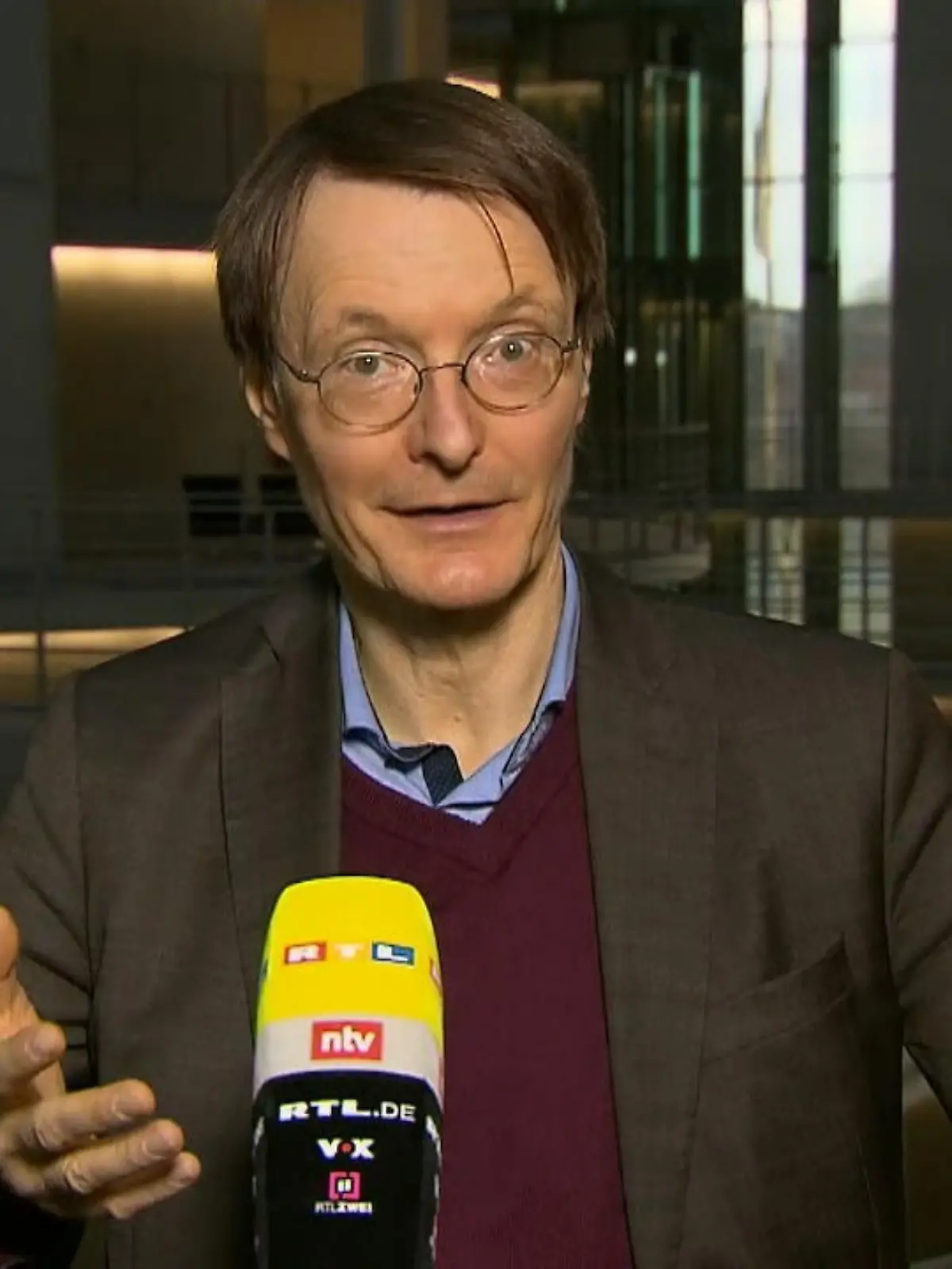 Bild zu: "Lauterbach: Impfstoff von AstraZeneca ist sicher"