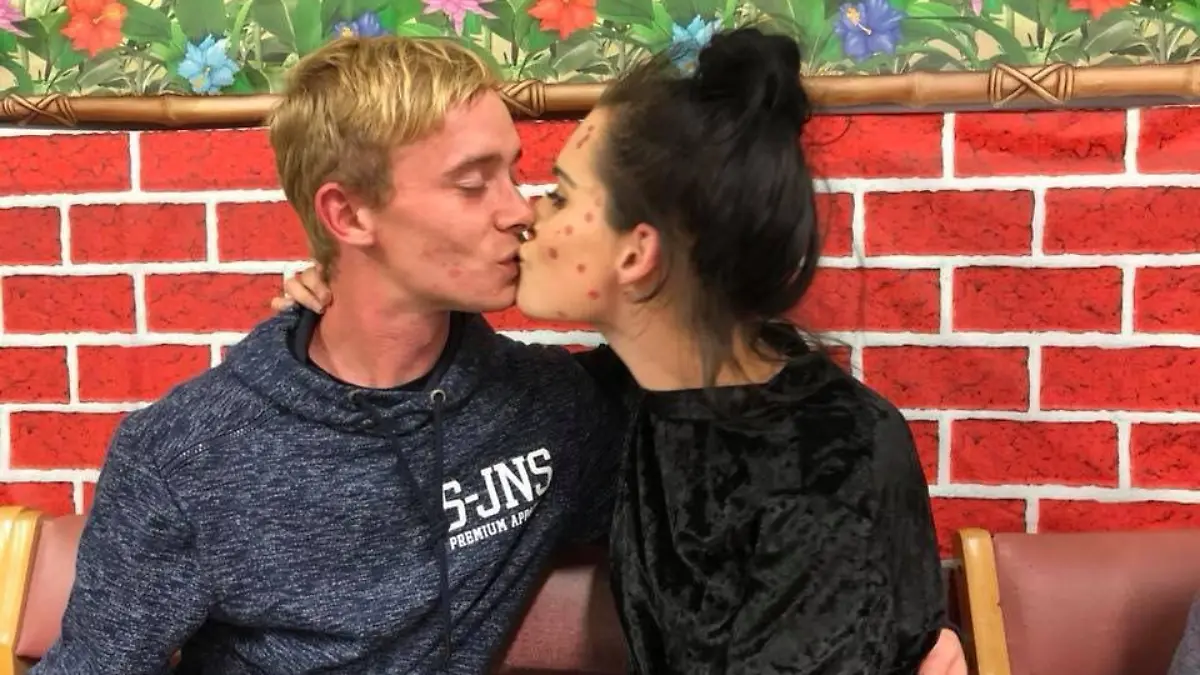 Jess Aldrige wird von ihrem Freund betrogen - mit ihrer Mutter. Die beiden brennen zusammen durch.