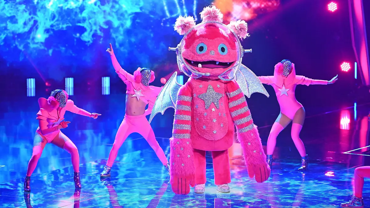 HANDOUT - 16.02.2021, Nordrhein-Westfalen, Köln: Die Figur «Monstronaut» tritt in der ersten Folge der vierten Staffel der ProSieben-Show «The Masked Singer» auf. Bei «The Masked Singer» singen Prominente in aufwendigen Bühnenkostümen um die Wette. Foto: Willi Weber/ProSieben/dpa - ACHTUNG: Nur zur redaktionellen Verwendung im Zusammenhang mit einer Berichterstattung über die Sendung und nur mit vollständiger Nennung des vorstehenden Credits. Das Foto darf nicht verändert und nur im vollen Ausschnitt verwendet werden. Keine Archivierung +++ dpa-Bildfunk +++