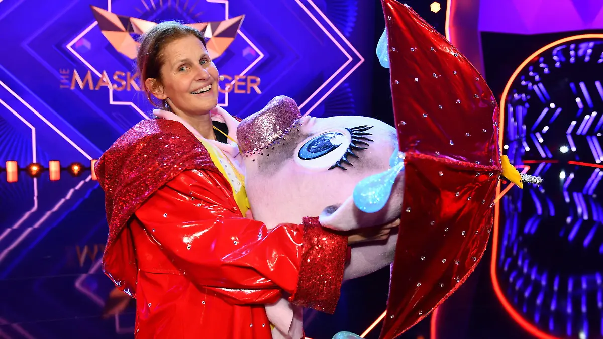 HANDOUT - 16.02.2021, Köln: Müller-Hohenstein, die die Figur «Schwein», in der ersten Folge der vierten Staffel der ProSieben-Show «The Masked Singer» spielt, nimmt ihre Maske ab. Bei «The Masked Singer» singen Prominente in aufwendigen Bühnenkostümen um die Wette. Foto: Willi Weber/ProSieben/dpa - ACHTUNG: Nur zur redaktionellen Verwendung im Zusammenhang mit einer Berichterstattung über die Sendung und nur mit vollständiger Nennung des vorstehenden Credits. Das Foto darf nicht verändert und nur im vollen Ausschnitt verwendet werden. Keine Archivierung +++ dpa-Bildfunk +++