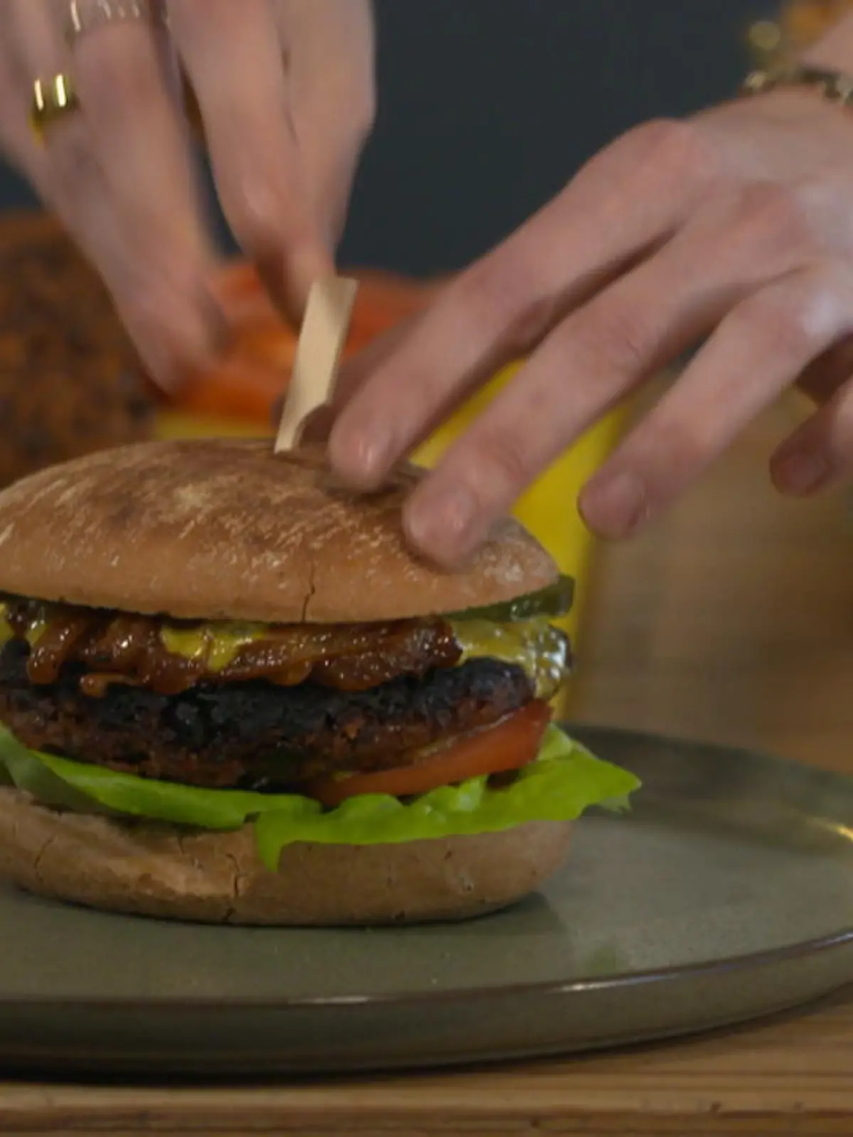 Die Corona-Pandemie sorgt bei einigen von uns sicherlich dafür, dass wir mehr in der Küche stehen, uns mehr Zeit für das Kochen nehmen und uns sogar neu ausprobieren – und genau dabei könnte sich ein Blick in die vegane Küche lohnen. Es kommt nur rein, was pflanzlich ist. Für den ein oder anderen ist das jetzt vielleicht schon ein Grund, nicht weiterzulesen – doch geben Sie dem veganen Burger eine Chance und probieren Sie selbst! Vegan ist nämlich mehr als nur Karotten, Körner und Gemüse.
