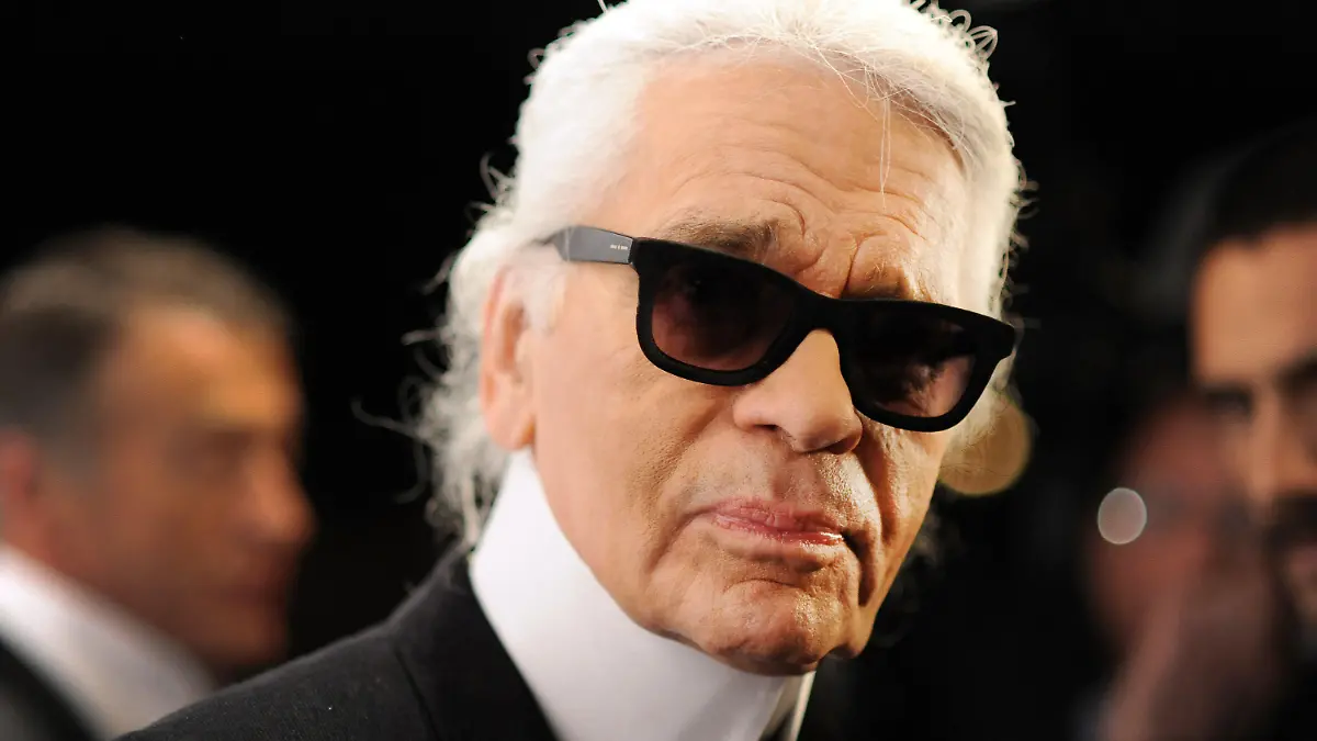 ARCHIV - 20.11.2012, Berlin: Der deutsche Modezar Karl Lagerfeld bei der Eröffnung der Ausstellung «The Little Black Jacket». Der deutsche Modeschöpfer Karl Lagerfeld ist gestorben. Das teilte Chanel am 19.02.2019 in Lagerfelds Geburtsstadt Hamburg mit. Foto: Britta Pedersen/dpa-Zentralbild/dpa +++ dpa-Bildfunk +++