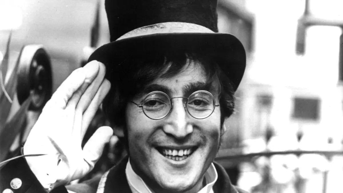 Der britische Musiker John Lennon in seiner Gastrolle als Portier. Der Gitarrist, Sänger und Texter der legendären Liverpooler Band The Beatles spielt im November 1966 in der populären britischen Fernseh-Show "Not only ... but also" ("Nicht nur ... sondern auch") den Portier eines vornehmen Klubs im Londoner Stadtteil Soho. John Lennon wurde am 9.10.1940 in Liverpool geboren und am 8.12.1980 in New York ermordet.