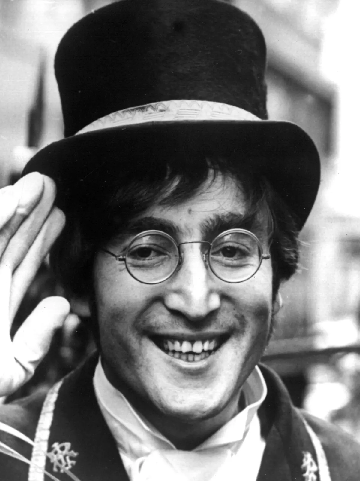 Der britische Musiker John Lennon in seiner Gastrolle als Portier. Der Gitarrist, Sänger und Texter der legendären Liverpooler Band The Beatles spielt im November 1966 in der populären britischen Fernseh-Show "Not only ... but also" ("Nicht nur ... sondern auch") den Portier eines vornehmen Klubs im Londoner Stadtteil Soho. John Lennon wurde am 9.10.1940 in Liverpool geboren und am 8.12.1980 in New York ermordet.