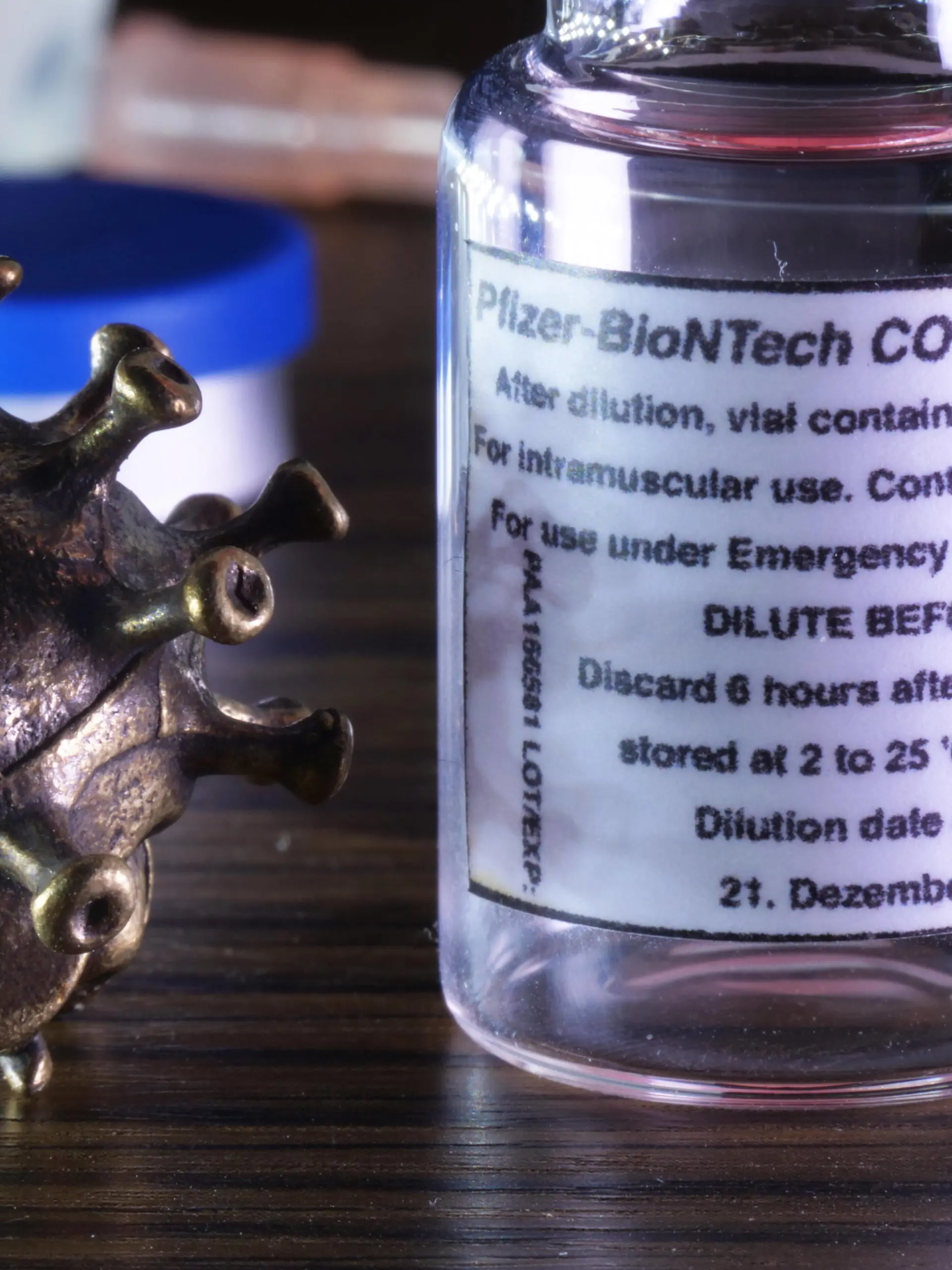 Symbolbild Coronaserum- Serumflaeschchen. Corona-Impfstoff mit Corona Virus *** Symbol image coronaserum serum vial corona vaccine with corona virus 