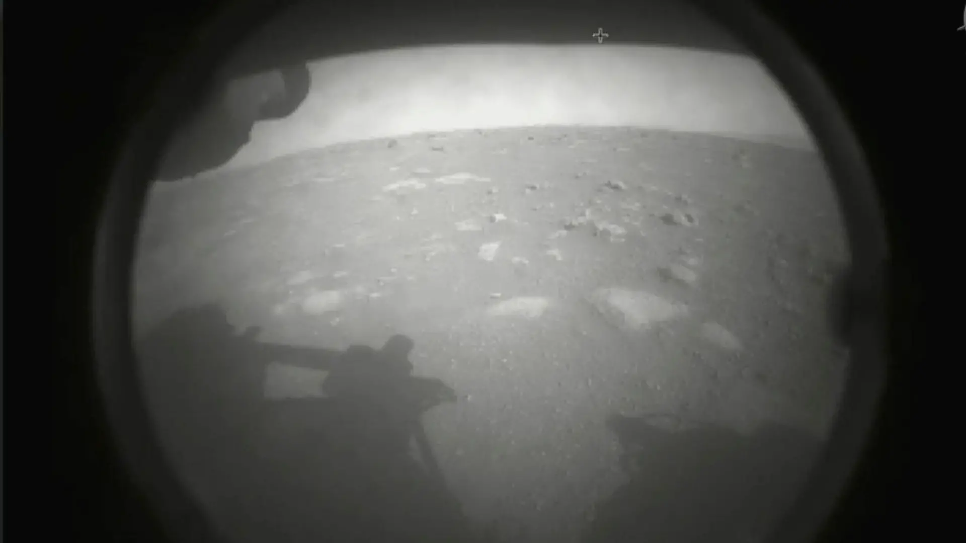 dpatopbilder - HANDOUT - 18.02.2021, ---, -: Das von der NASA zur Verfügung gestellte Foto zeigt das erste vom Perseverance-Rover gesendete Bild der Marsoberfläche, kurz nach der Landung im Jezero-Krater. Foto: -/NASA/AP/dpa - ACHTUNG: Nur zur redaktionellen Verwendung und nur mit vollständiger Nennung des vorstehenden Credits +++ dpa-Bildfunk +++