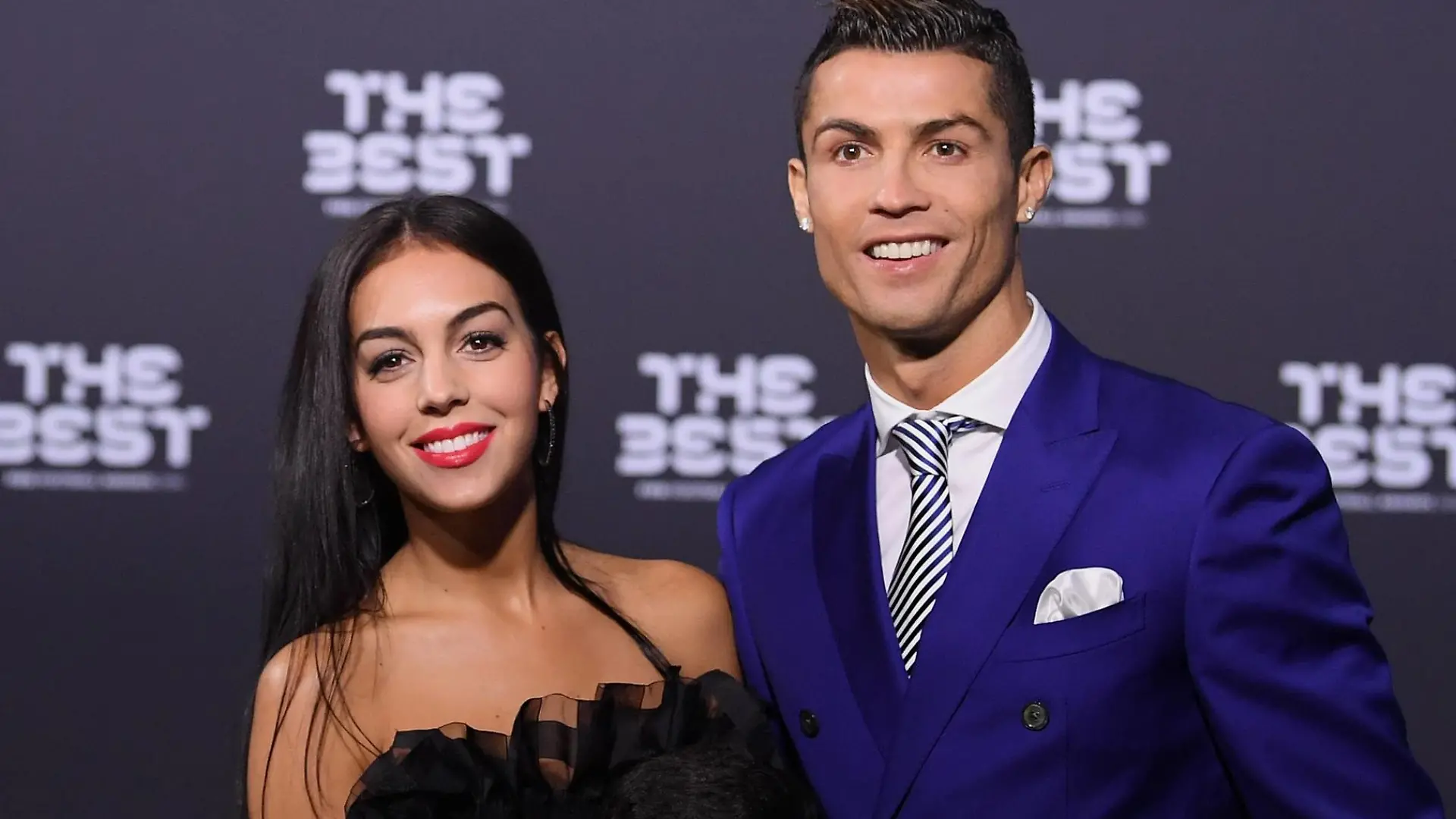 Fussball International FIFA The Best Football Awards 2016 09.01.2017 Cristiano Ronaldo (re, Real Madrid / Portugal) mit seiner neue Freundin Georgina Rodriguez und Sohn Cristiano Ronaldo Jr (Mitte) PUBLICATIONxNOTxINxAUTxSUIxITA

Football International FIFA The Best Football Awards 2016 09 01 2017 Cristiano Ronaldo right Real Madrid Portugal with his new Girlfriend Georgina Rodriguez and Son Cristiano Ronaldo JR centre PUBLICATIONxNOTxINxAUTxSUIxITA  