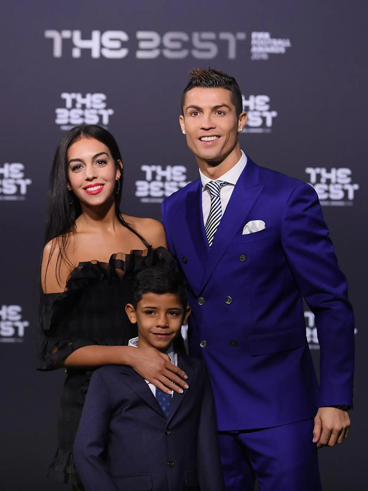Fussball International FIFA The Best Football Awards 2016 09.01.2017 Cristiano Ronaldo (re, Real Madrid / Portugal) mit seiner neue Freundin Georgina Rodriguez und Sohn Cristiano Ronaldo Jr (Mitte) PUBLICATIONxNOTxINxAUTxSUIxITA

Football International FIFA The Best Football Awards 2016 09 01 2017 Cristiano Ronaldo right Real Madrid Portugal with his new Girlfriend Georgina Rodriguez and Son Cristiano Ronaldo JR centre PUBLICATIONxNOTxINxAUTxSUIxITA  