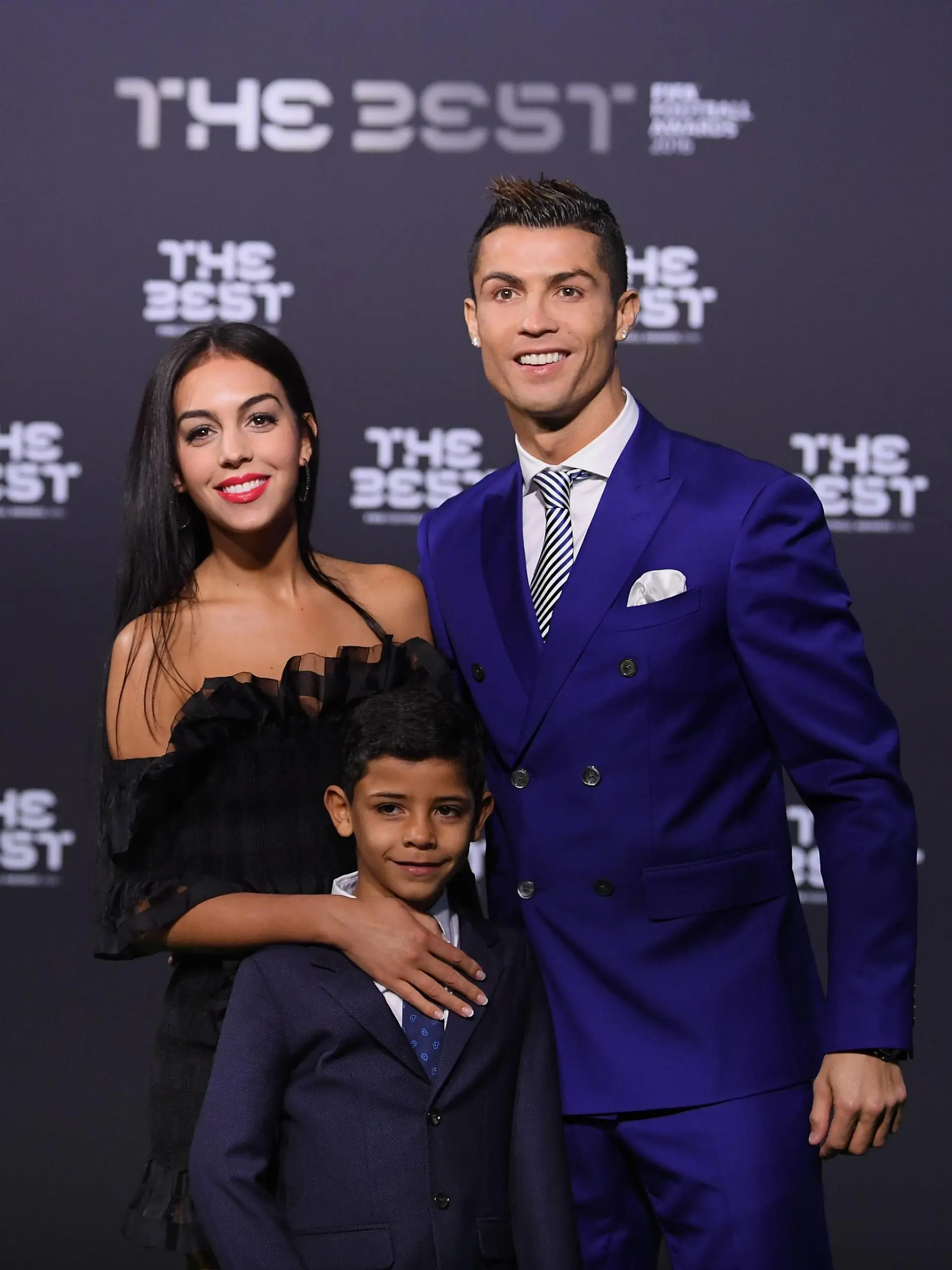 Fussball International FIFA The Best Football Awards 2016 09.01.2017 Cristiano Ronaldo (re, Real Madrid / Portugal) mit seiner neue Freundin Georgina Rodriguez und Sohn Cristiano Ronaldo Jr (Mitte) PUBLICATIONxNOTxINxAUTxSUIxITA

Football International FIFA The Best Football Awards 2016 09 01 2017 Cristiano Ronaldo right Real Madrid Portugal with his new Girlfriend Georgina Rodriguez and Son Cristiano Ronaldo JR centre PUBLICATIONxNOTxINxAUTxSUIxITA  