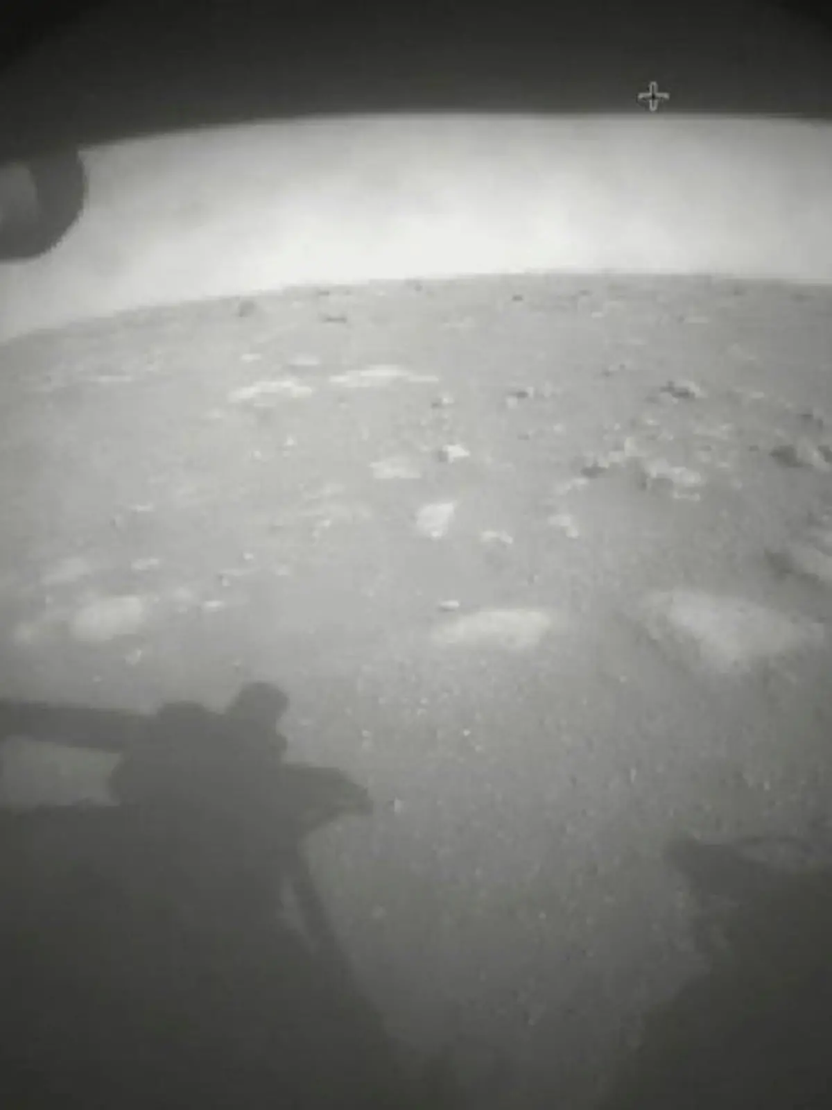 HANDOUT - 18.02.2021, ---: Dieses von der NASA zur Verfügung gestellte Foto zeigt das erste vom Perseverance-Rover gesendete Bild der Marsoberfläche, kurz nach der Landung im Jezero-Krater. (Wiederholung mit verändertem Bildausschnitt) Foto: -/NASA/AP/dpa - ACHTUNG: Nur zur redaktionellen Verwendung im Zusammenhang mit der aktuellen Berichterstattung und nur mit vollständiger Nennung des vorstehenden Credits +++ dpa-Bildfunk +++
