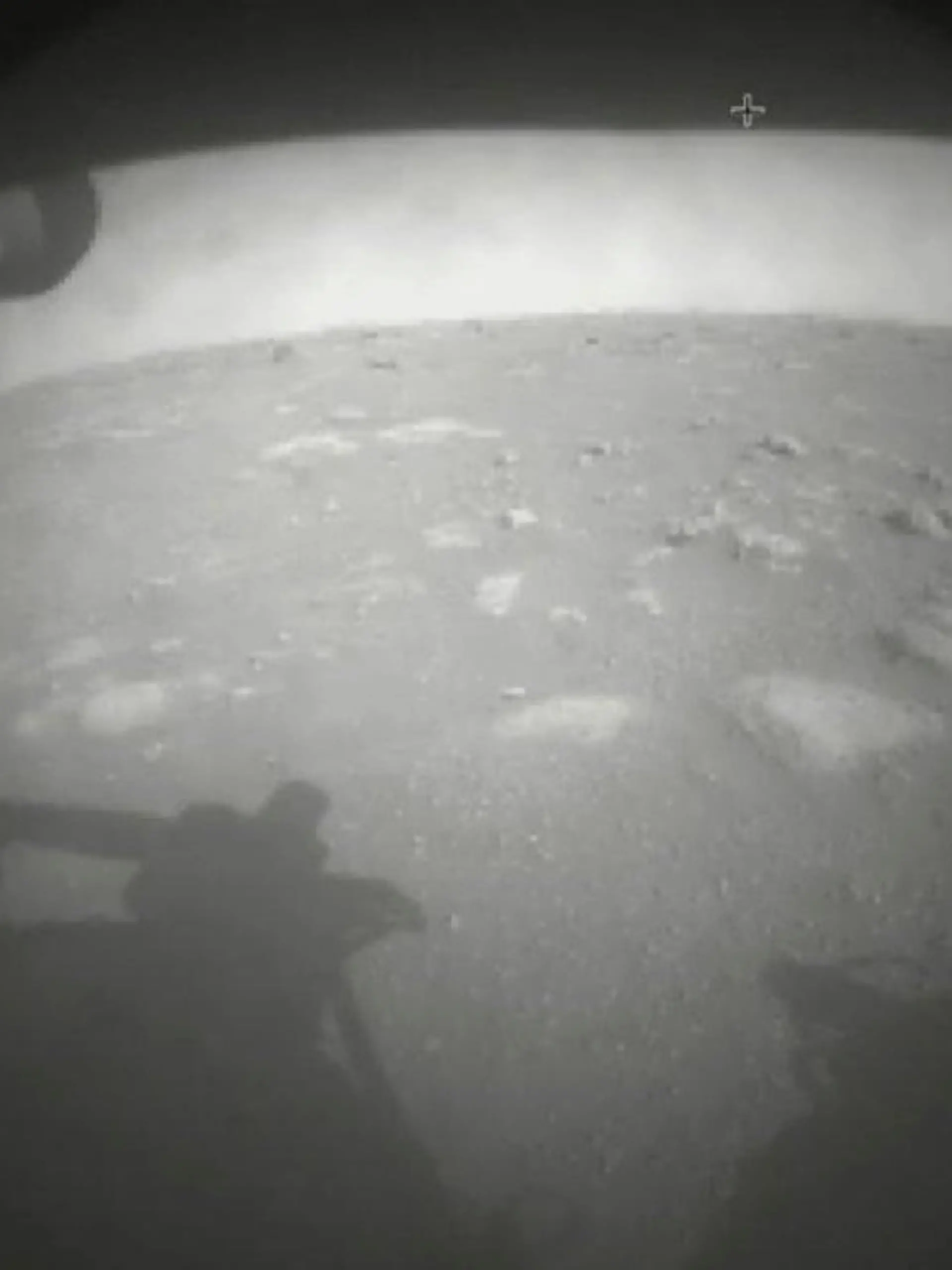 HANDOUT - 18.02.2021, ---: Dieses von der NASA zur Verfügung gestellte Foto zeigt das erste vom Perseverance-Rover gesendete Bild der Marsoberfläche, kurz nach der Landung im Jezero-Krater. (Wiederholung mit verändertem Bildausschnitt) Foto: -/NASA/AP/dpa - ACHTUNG: Nur zur redaktionellen Verwendung im Zusammenhang mit der aktuellen Berichterstattung und nur mit vollständiger Nennung des vorstehenden Credits +++ dpa-Bildfunk +++
