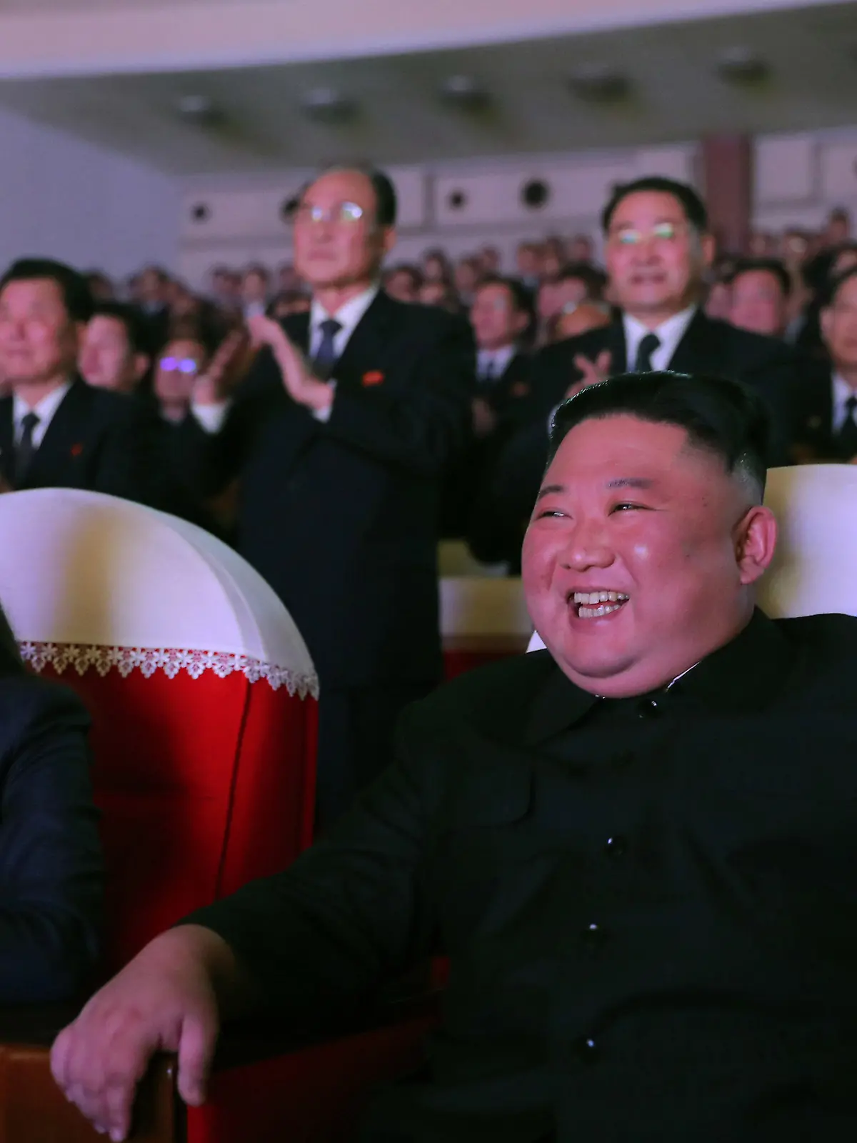 16.02.2021, Nordkorea, Pjöngjang: Nordkoreas Machthaber Kim Jong Un (r) sitzt im Mansudae-Kunsttheater bei einer Aufführung neben seiner Frau Ri Sol Ju (l), wie dieses von der Koreanischen Zentralen Nachrichtenagentur veröffentlichte Foto zeigt. Die Frau des nordkoreanischen Machthabers Kim Jong Un, Ri Sol Ju, ist erstmals seit mehr als einem Jahr wieder in der Öffentlichkeit aufgetreten. Ri habe an der Seite ihres Mannes ein Konzert zum Geburtstag des 2011 gestorbenen Vaters von Kim, Kim Jong Il, besucht, berichteten die Staatsmedien am Mittwoch. Foto: ---/YNA/dpa +++ dpa-Bildfunk +++