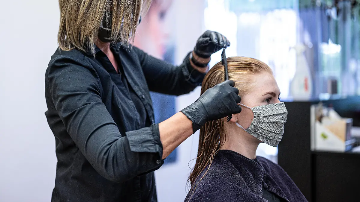 Friseurin kämmt Kundin