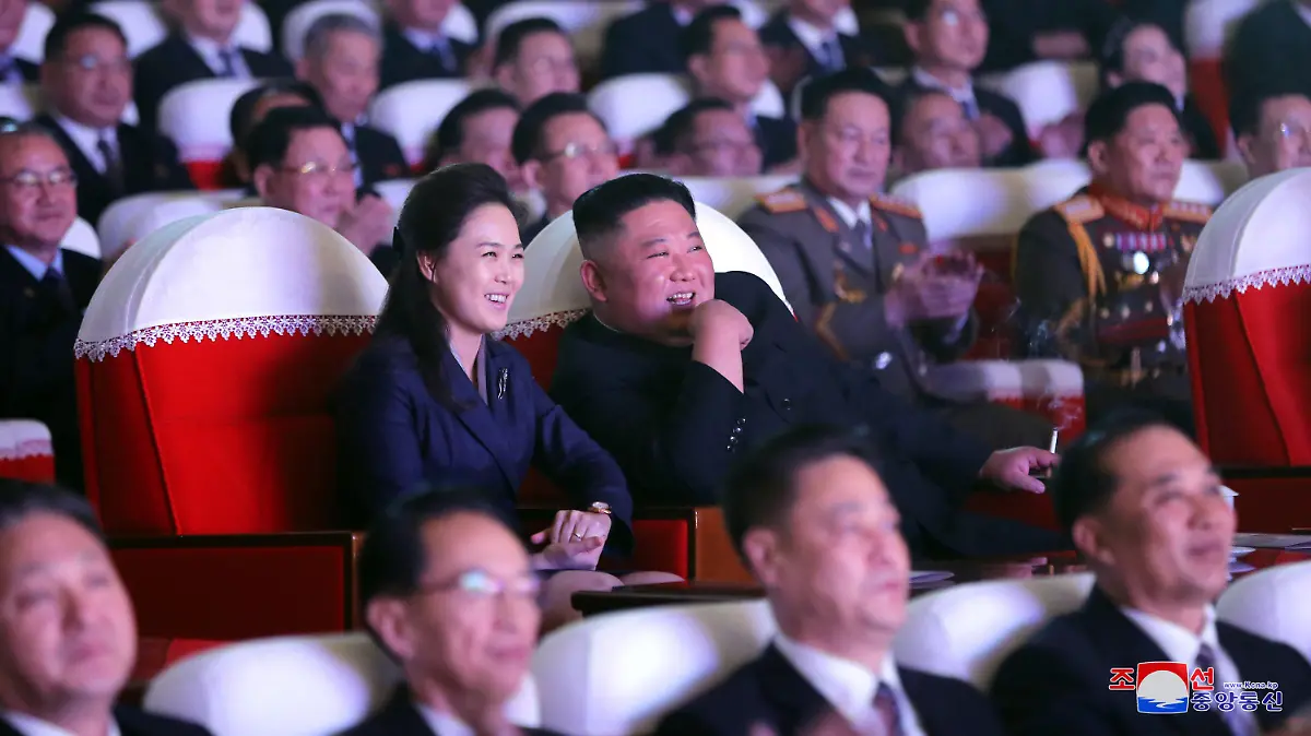 16.02.2021, Nordkorea, Pjöngjang: Nordkoreas Machthaber Kim Jong Un (r., zweite Reihe) sitzt im Mansudae-Kunsttheater bei einer Aufführung neben seiner Frau Ri Sol Ju, wie dieses von der Koreanischen Zentralen Nachrichtenagentur veröffentlichte Foto zeigt. Die Frau des nordkoreanischen Machthabers Kim Jong Un, Ri Sol Ju, ist erstmals seit mehr als einem Jahr wieder in der Öffentlichkeit aufgetreten. Ri habe an der Seite ihres Mannes ein Konzert zum Geburtstag des 2011 gestorbenen Vaters von Kim, Kim Jong Il, besucht, berichteten die Staatsmedien am Mittwoch. Foto: ---/YNA/dpa +++ dpa-Bildfunk +++