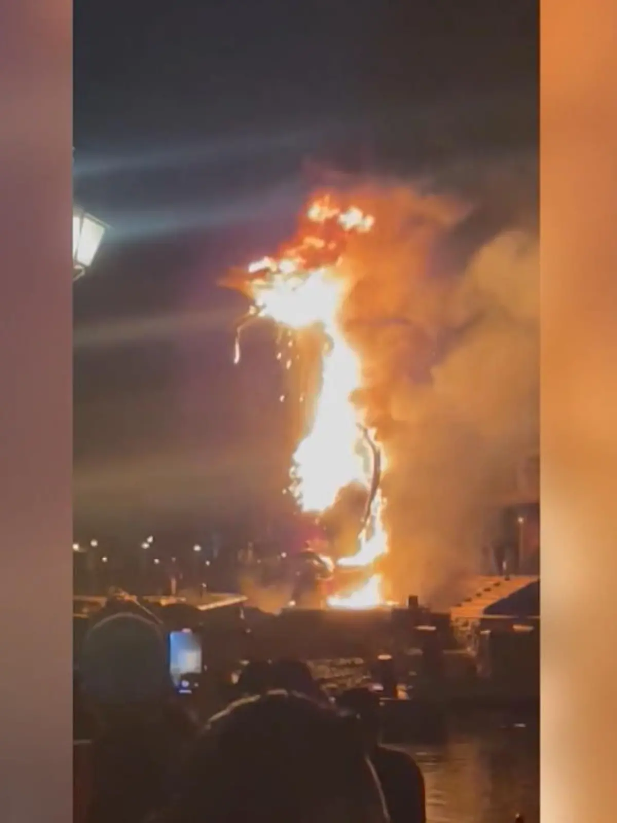 Feuer im Disneyland in den USA!
Während einer Bühnen-Show geht im Disneyland Anaheim der Maleficent-Drache in Flammen auf. Besucher filmen, wie die riesige Figur das erste Mal Feuer fängt und dann lichterloh darin aufgeht. Verletzt wurde offenbar niemand.  Alle Besucher kommen mit einem Schock davon. Wie es zu dem Brand kommen konnte, ist noch unklar. Disney gab bekannt, dass sie erstmal auf Feuer in ihren Shows verzichten wollen, bis die Ursache geklärt ist.