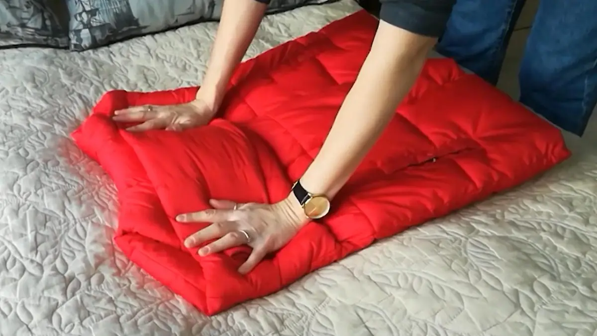 Wie sie XXL-Winterjacken einfach falten Praktischer Lifehack